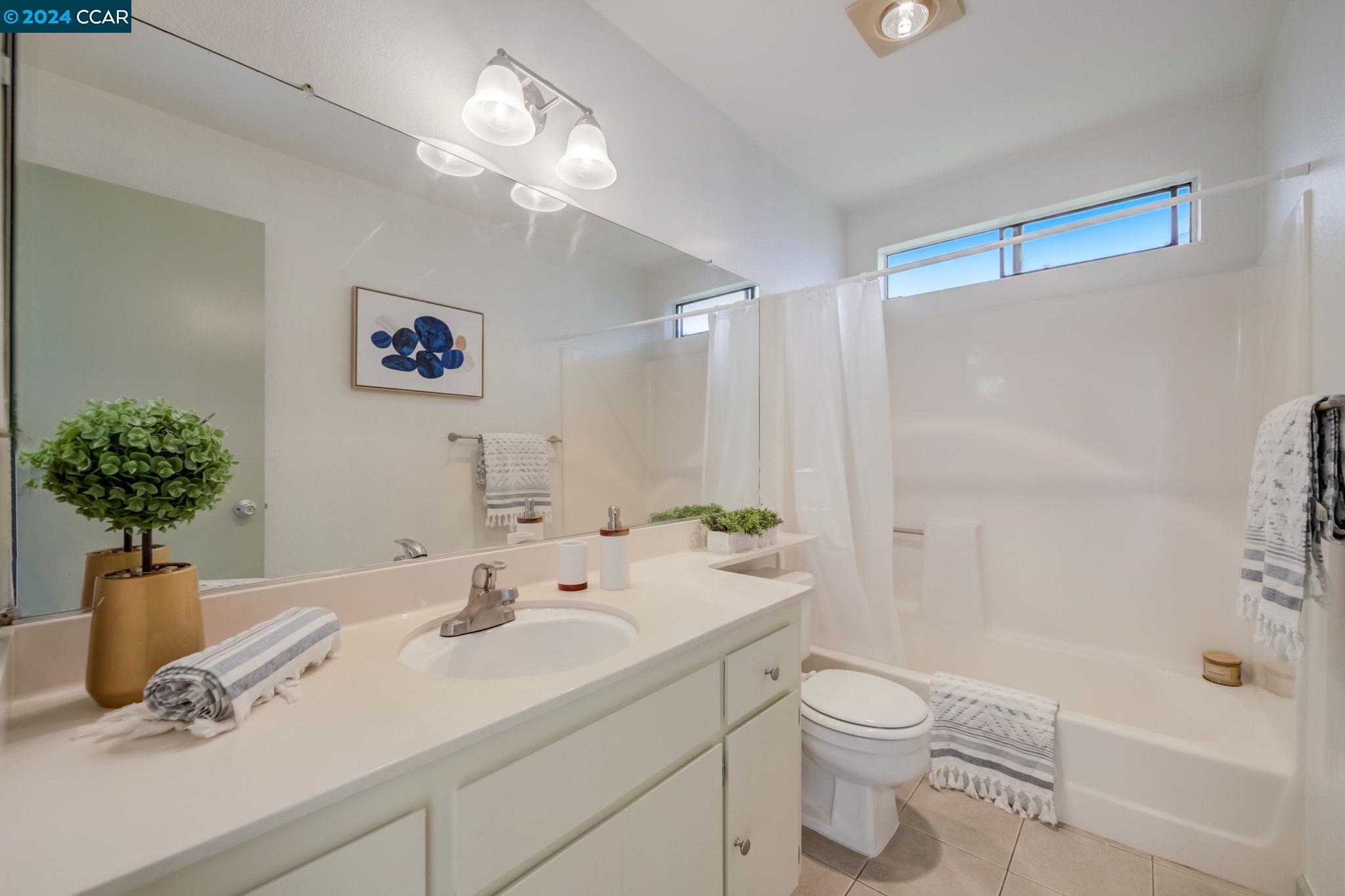 Detail Gallery Image 12 of 22 For 417 Evelyn Ave #206,  Albany,  CA 94706 - 2 Beds | 2 Baths