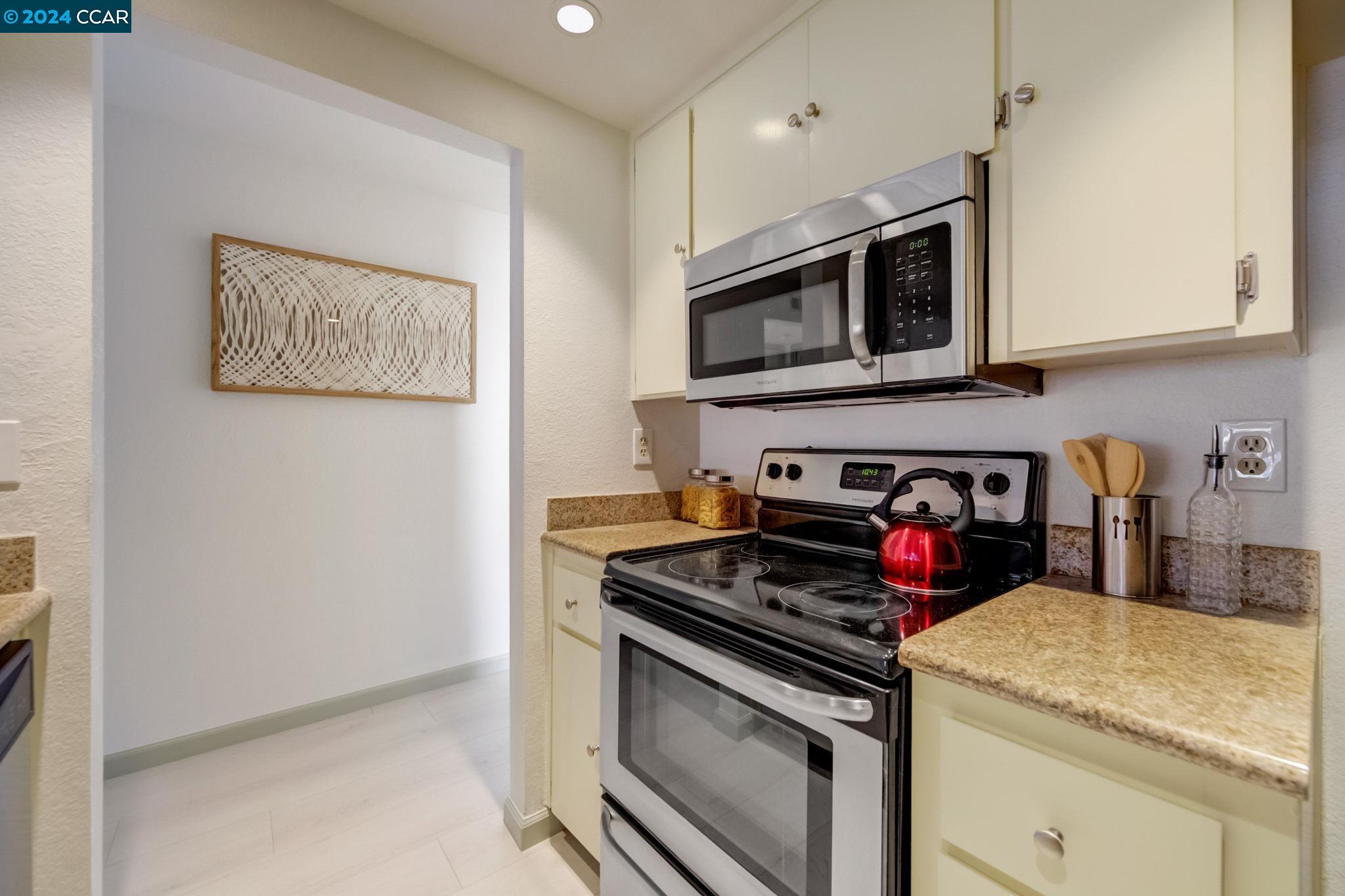 Detail Gallery Image 8 of 22 For 417 Evelyn Ave #206,  Albany,  CA 94706 - 2 Beds | 2 Baths