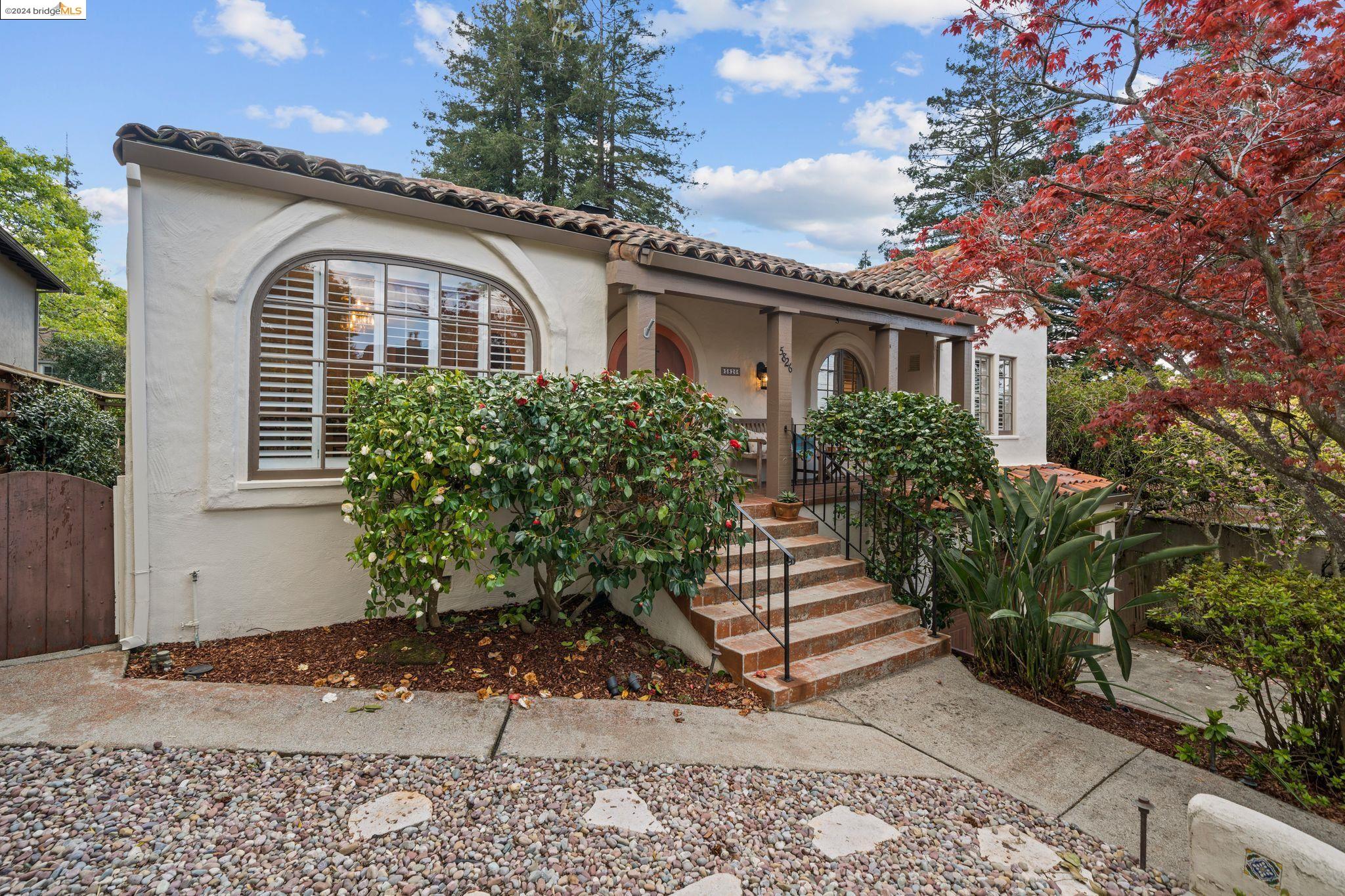 Detail Gallery Image 3 of 56 For 5826 Amy Dr, Oakland,  CA 94618 - 3 Beds | 2 Baths