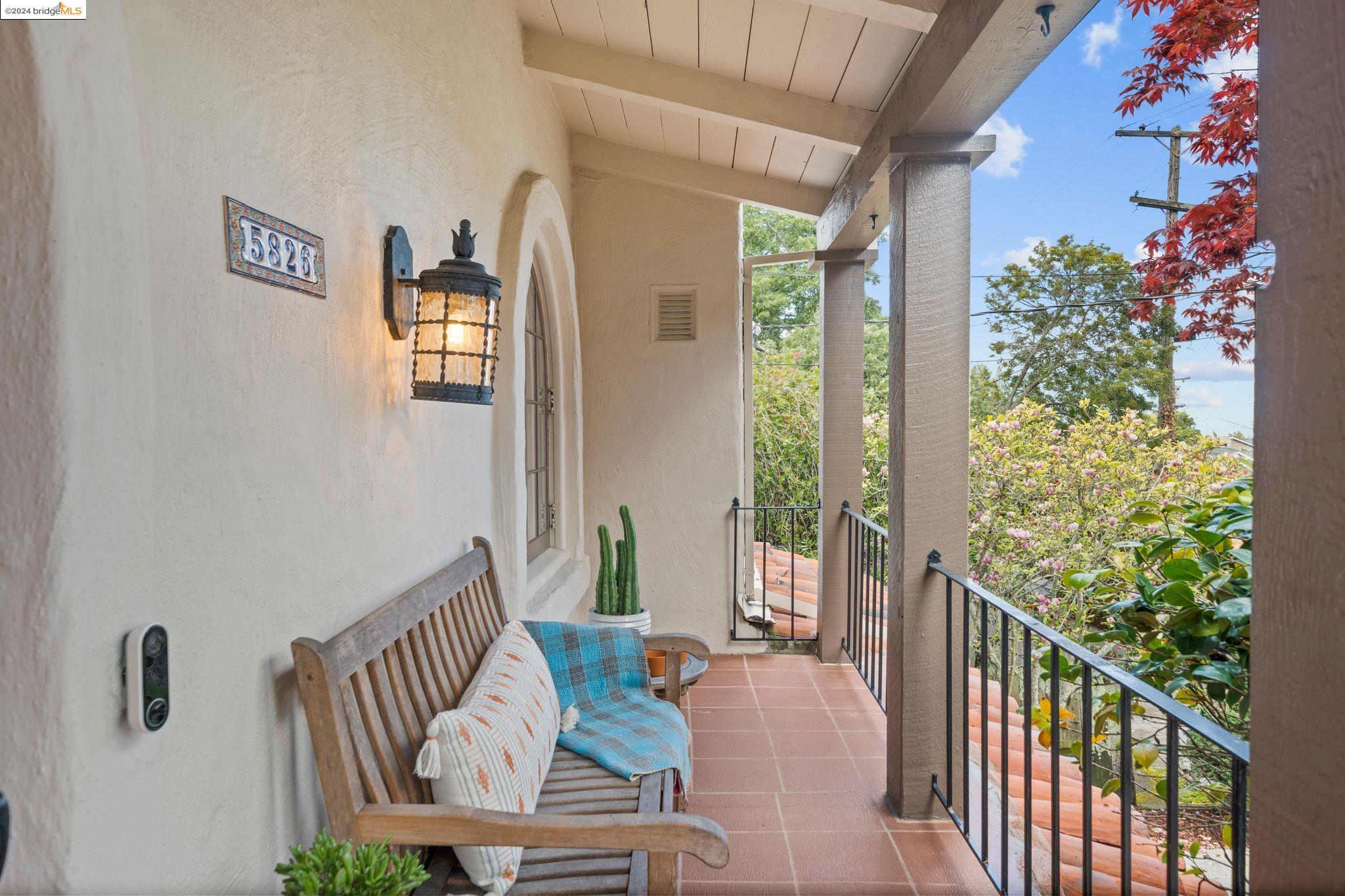 Detail Gallery Image 7 of 56 For 5826 Amy Dr, Oakland,  CA 94618 - 3 Beds | 2 Baths
