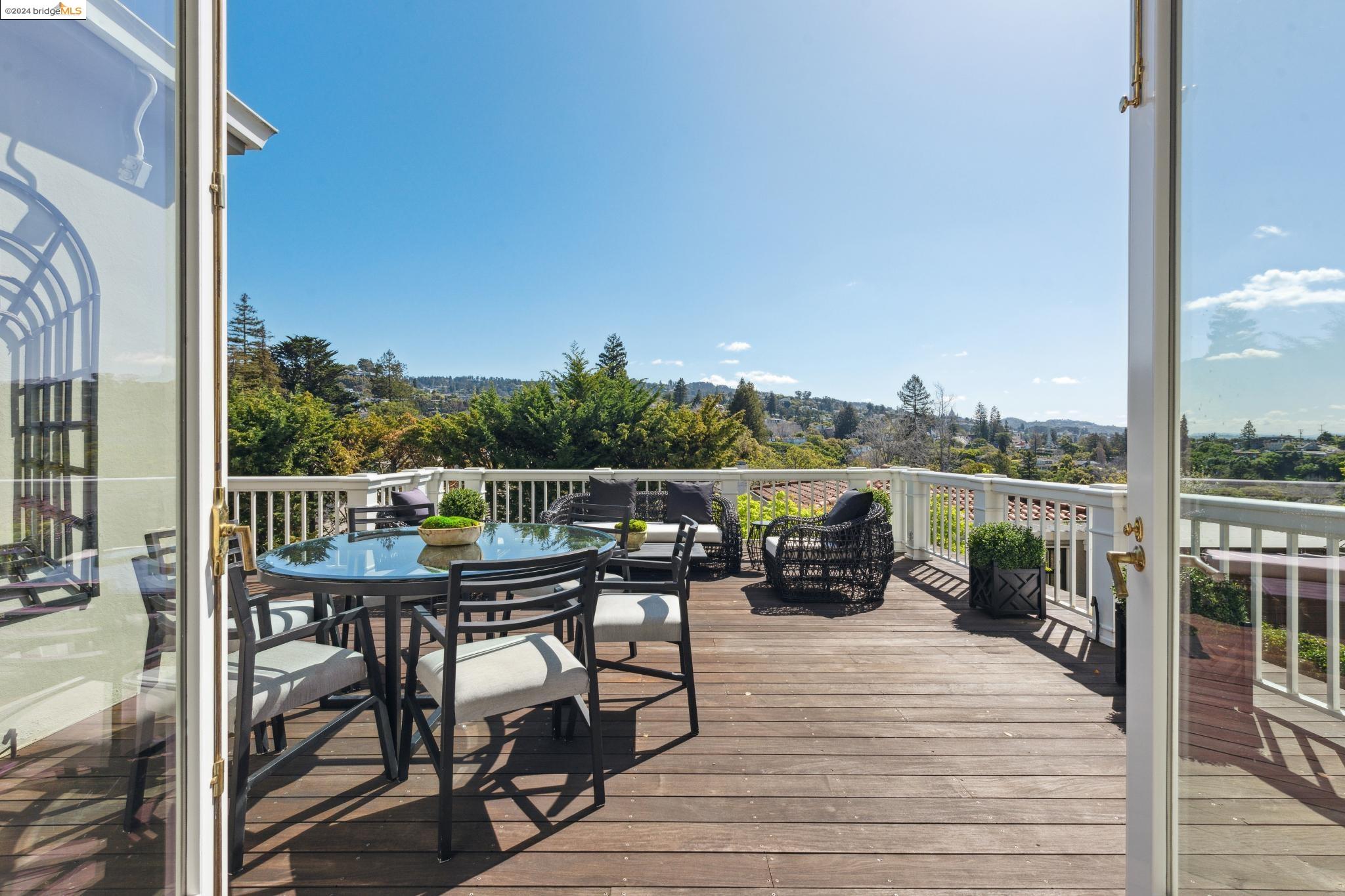 Detail Gallery Image 11 of 60 For 236 Sea View Avenue, Piedmont,  CA 94610 - 5 Beds | 5/2 Baths