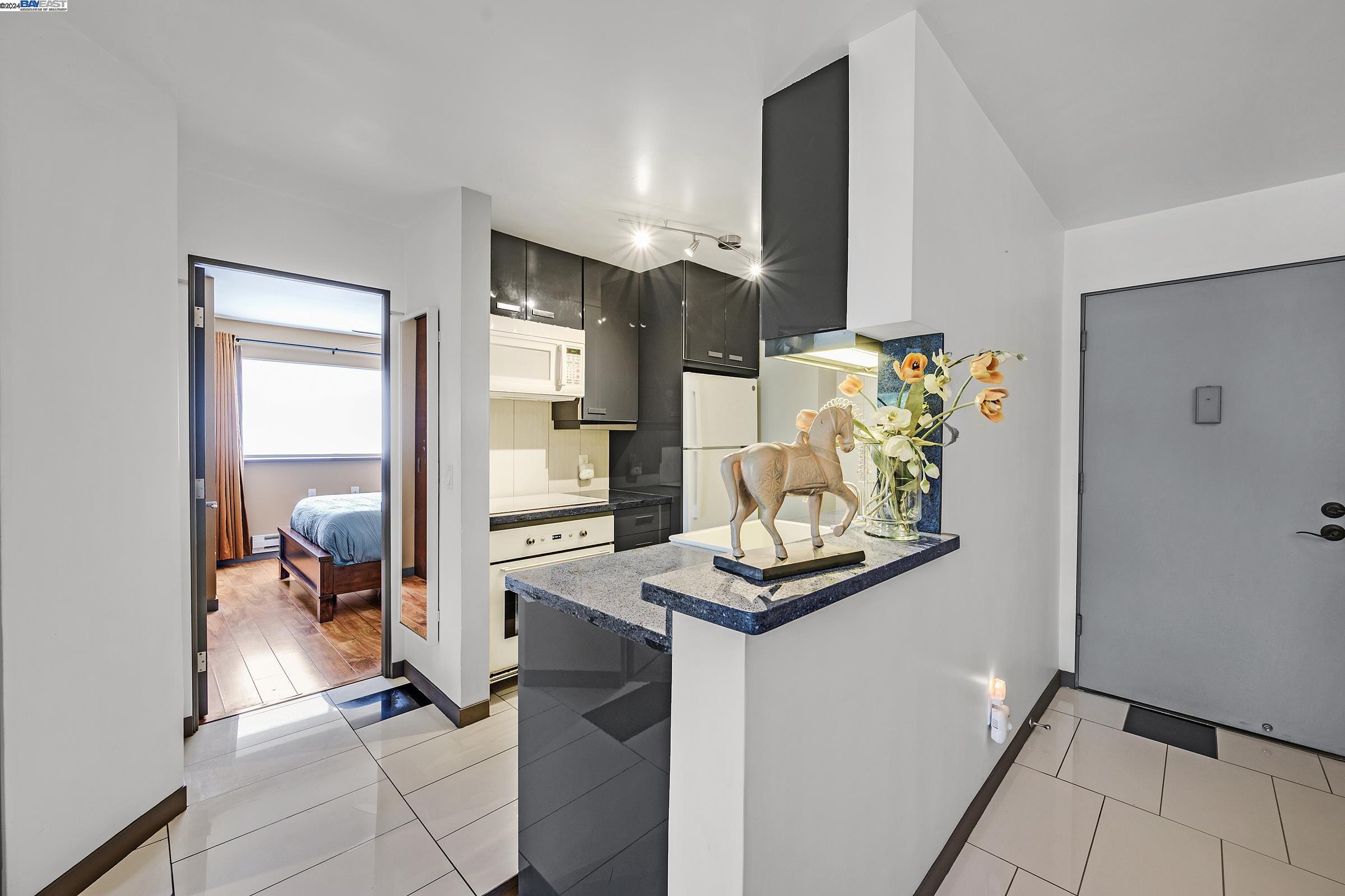 Detail Gallery Image 4 of 31 For 325 Valle Vista Avenue #204,  Hayward,  CA 94544 - 2 Beds | 2 Baths