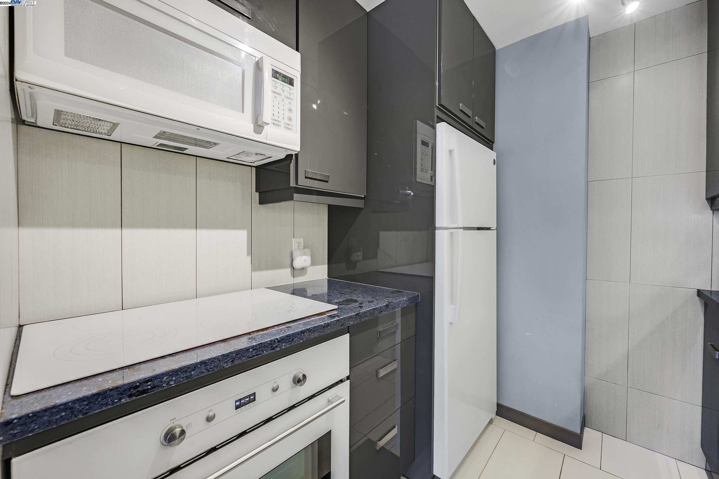 Detail Gallery Image 6 of 31 For 325 Valle Vista Avenue #204,  Hayward,  CA 94544 - 2 Beds | 2 Baths