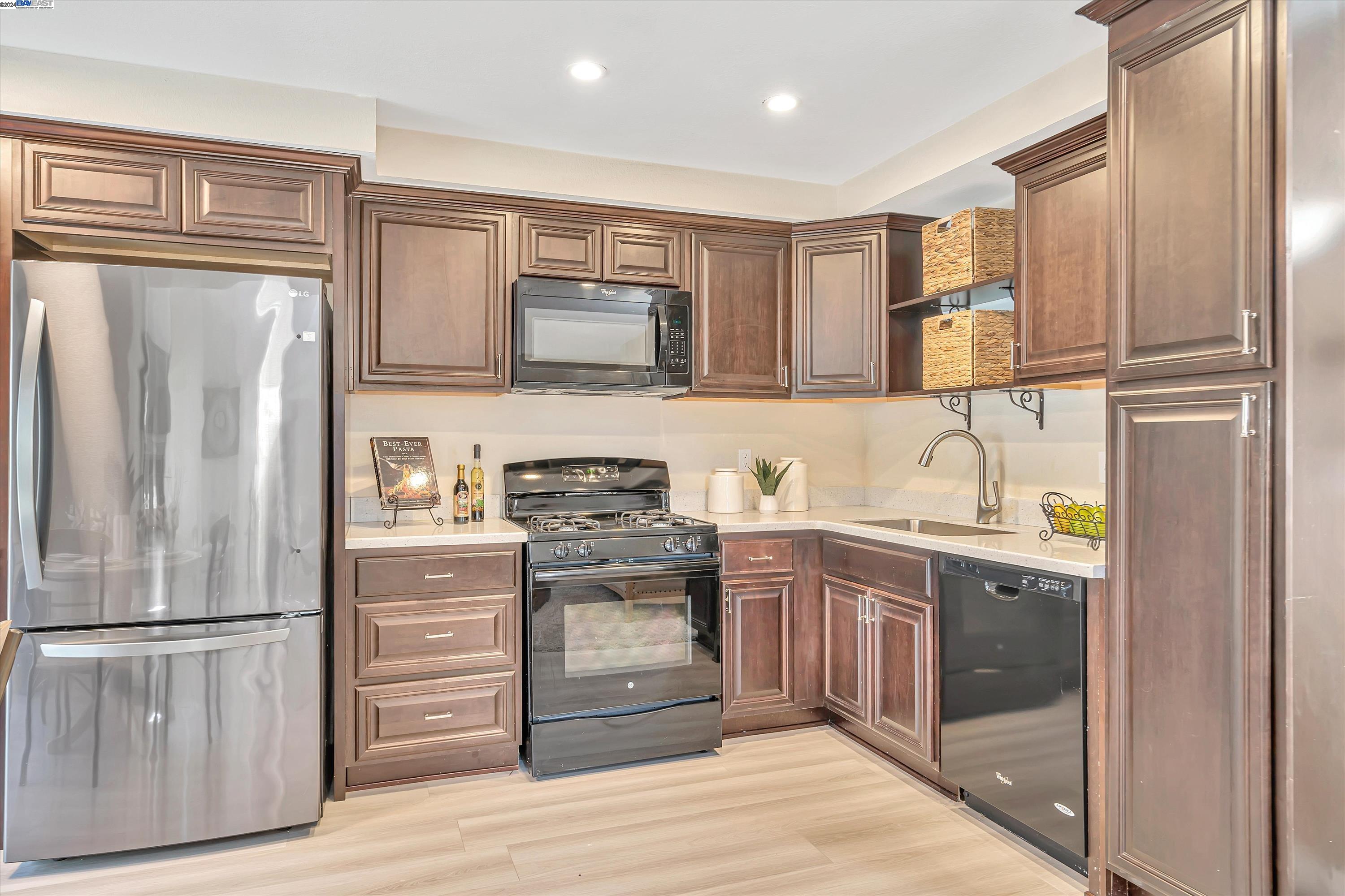 Detail Gallery Image 9 of 39 For 23 Sea Crest Ter, Fremont,  CA 94536 - 2 Beds | 2/1 Baths