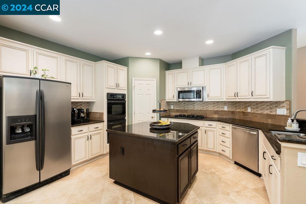 Detail Gallery Image 21 of 60 For 5410 Oakstone Ct, Concord,  CA 94521 - 5 Beds | 3/1 Baths