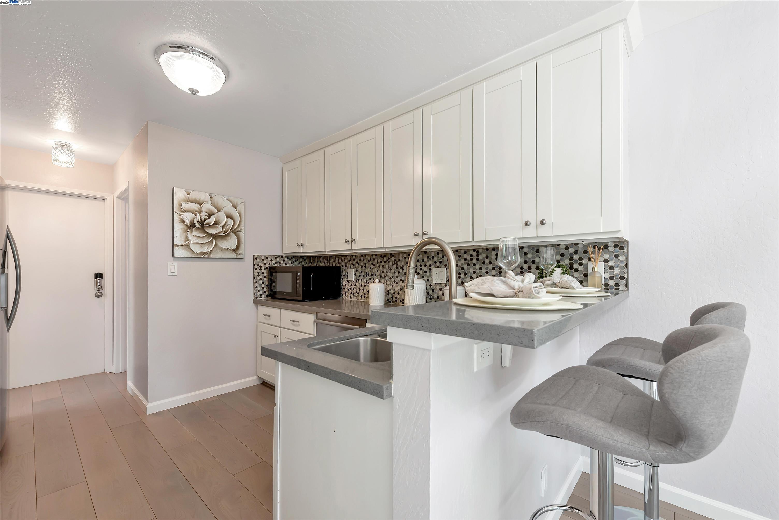 Detail Gallery Image 11 of 41 For 670 San Antonio Rd #6,  Palo Alto,  CA 94306 - 3 Beds | 2/1 Baths