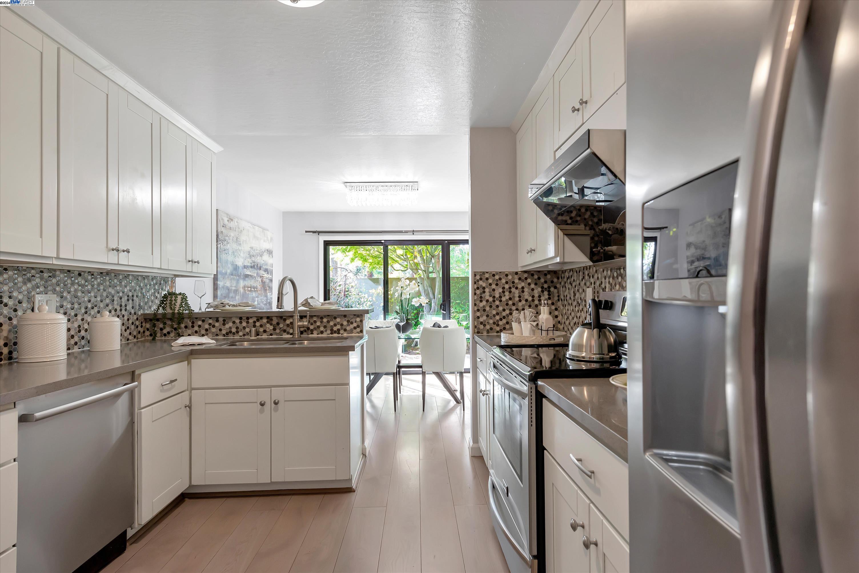 Detail Gallery Image 13 of 41 For 670 San Antonio Rd #6,  Palo Alto,  CA 94306 - 3 Beds | 2/1 Baths