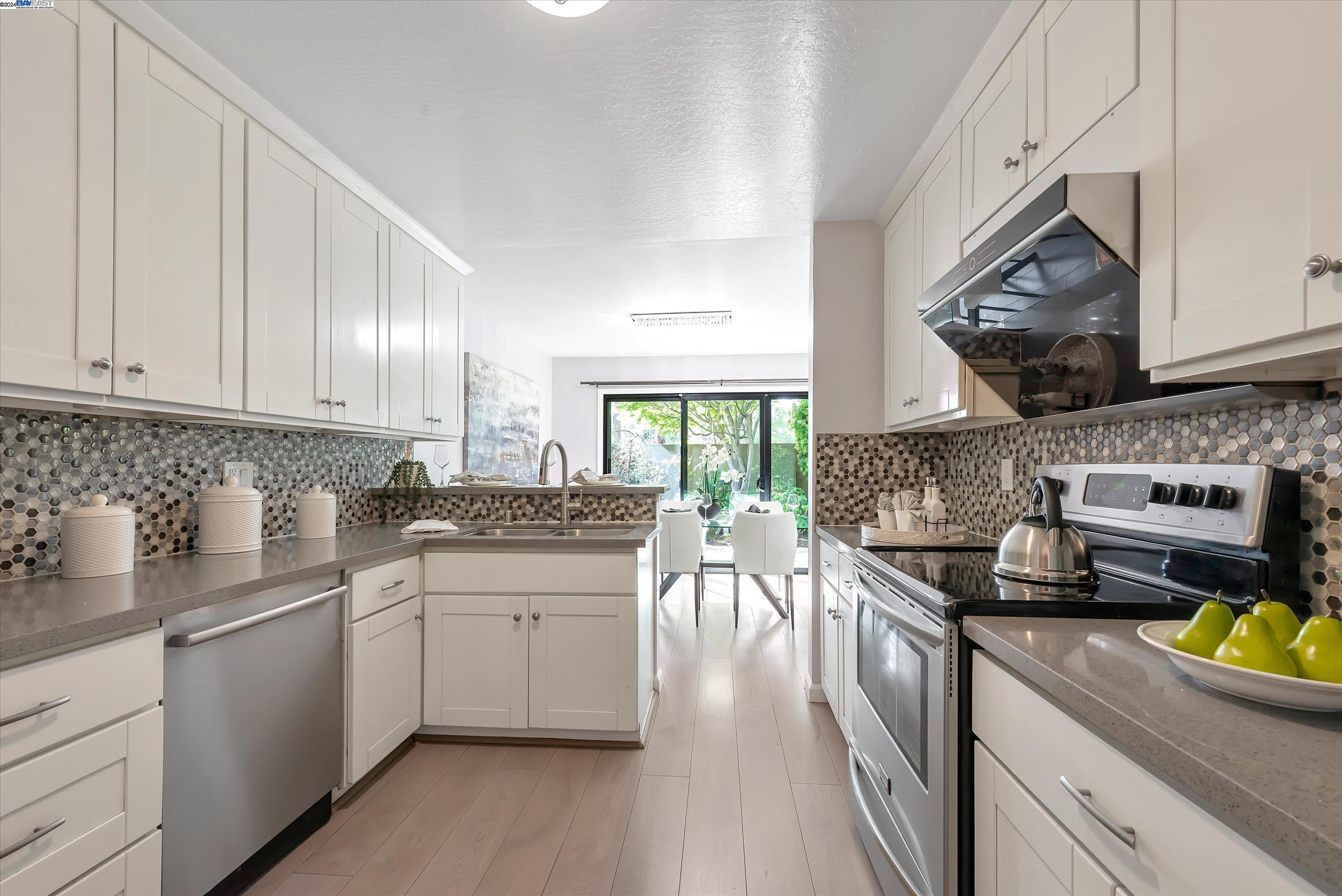 Detail Gallery Image 9 of 41 For 670 San Antonio Rd #6,  Palo Alto,  CA 94306 - 3 Beds | 2/1 Baths