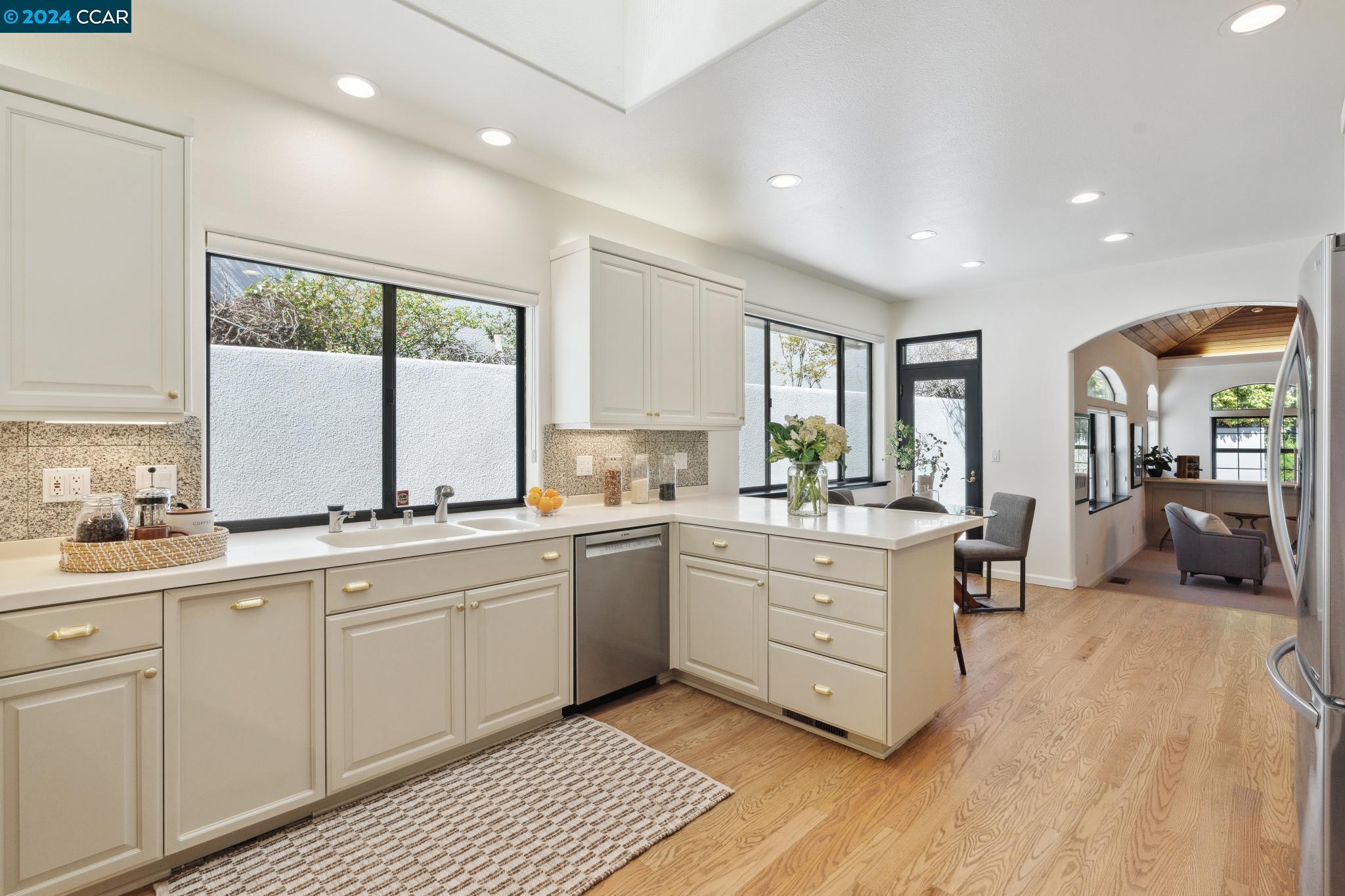 Detail Gallery Image 9 of 43 For 208 Valley Oaks Dr, Alamo,  CA 94507 - 4 Beds | 2/1 Baths