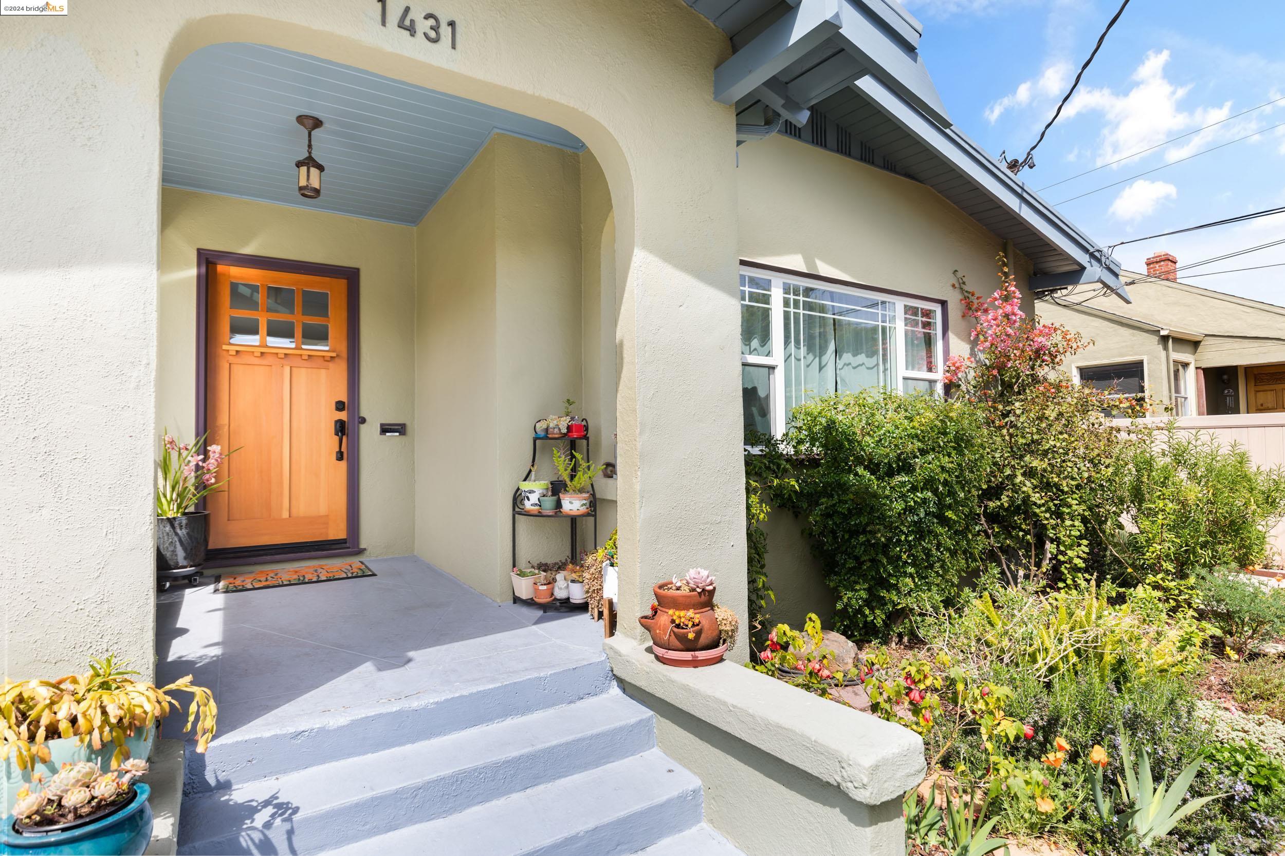Detail Gallery Image 4 of 34 For 1431 Derby St, Berkeley,  CA 94702 - 3 Beds | 2 Baths