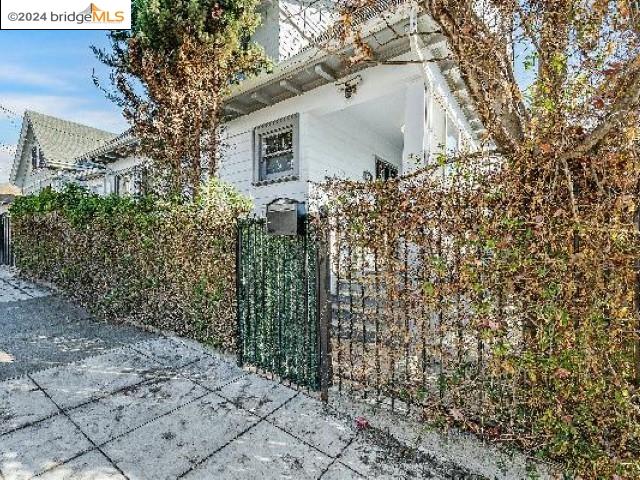Detail Gallery Image 1 of 24 For 1302 E 19th St, Oakland,  CA 94606 - – Beds | – Baths