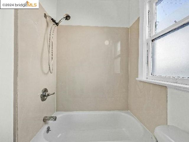 Detail Gallery Image 13 of 24 For 1302 E 19th St, Oakland,  CA 94606 - – Beds | – Baths