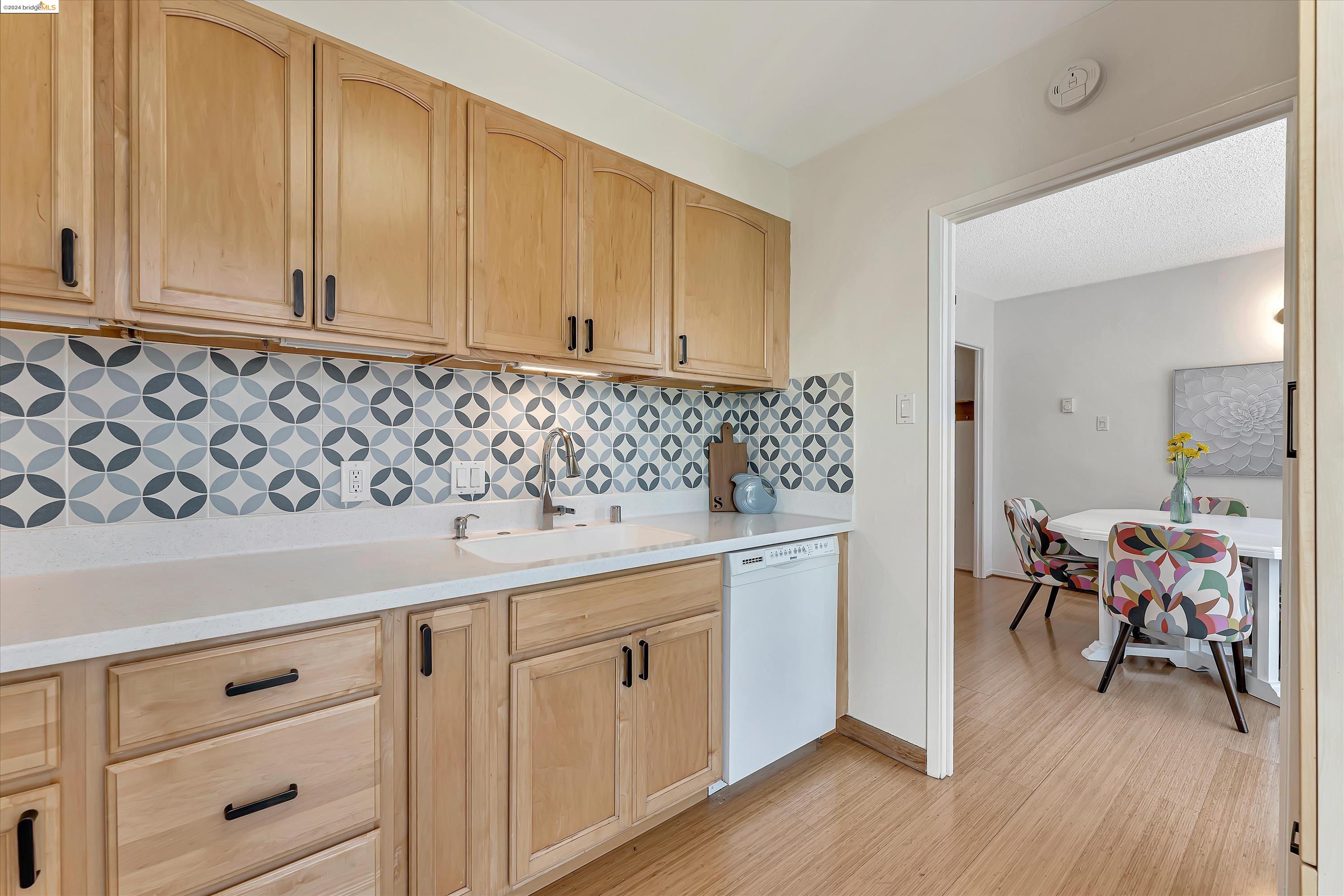 Detail Gallery Image 12 of 48 For 1555 Lakeside Drive #25,  Oakland,  CA 94612 - 2 Beds | 2 Baths