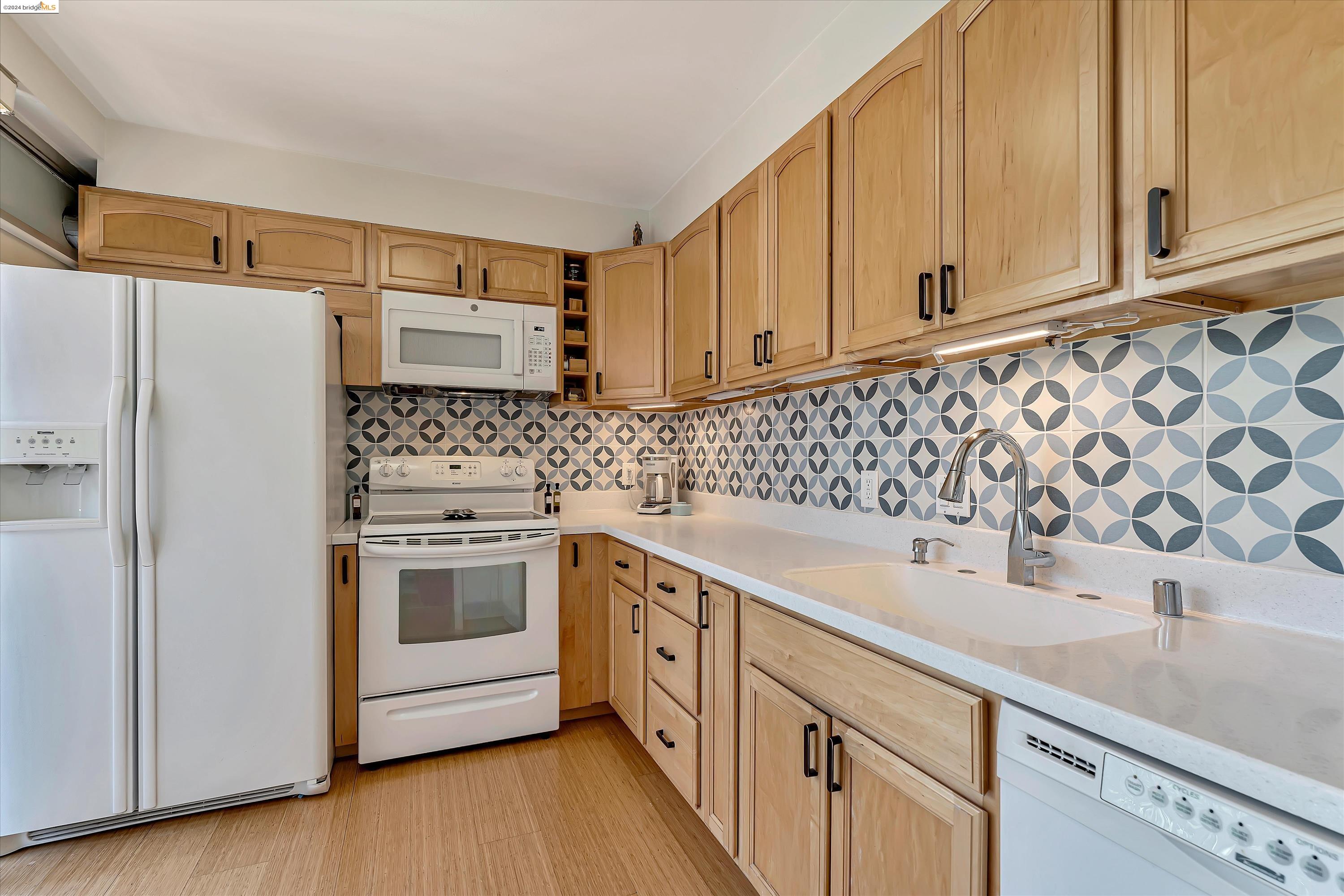 Detail Gallery Image 10 of 48 For 1555 Lakeside Drive #25,  Oakland,  CA 94612 - 2 Beds | 2 Baths