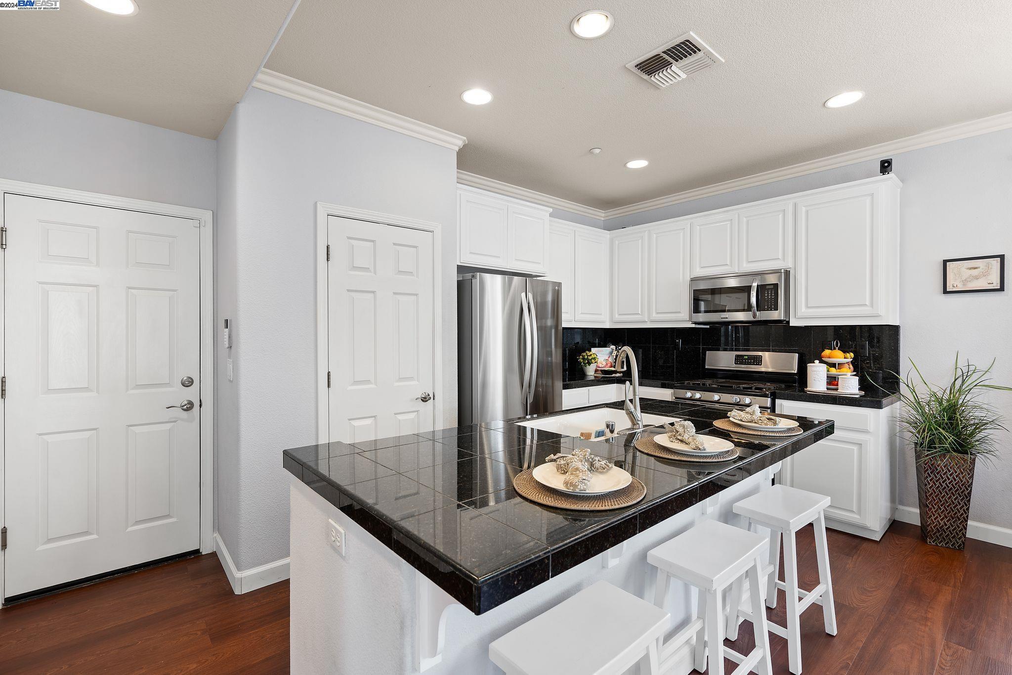 Detail Gallery Image 10 of 31 For 1752 Holly Cmn, Livermore,  CA 94550 - 3 Beds | 2/1 Baths
