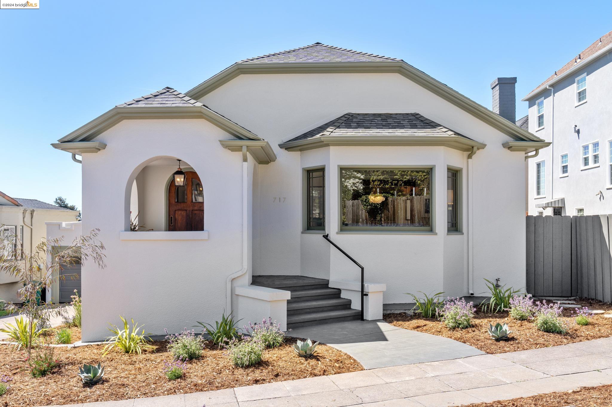 Detail Gallery Image 1 of 37 For 717 Prospect Ave, Oakland,  CA 94610 - 3 Beds | 1/1 Baths