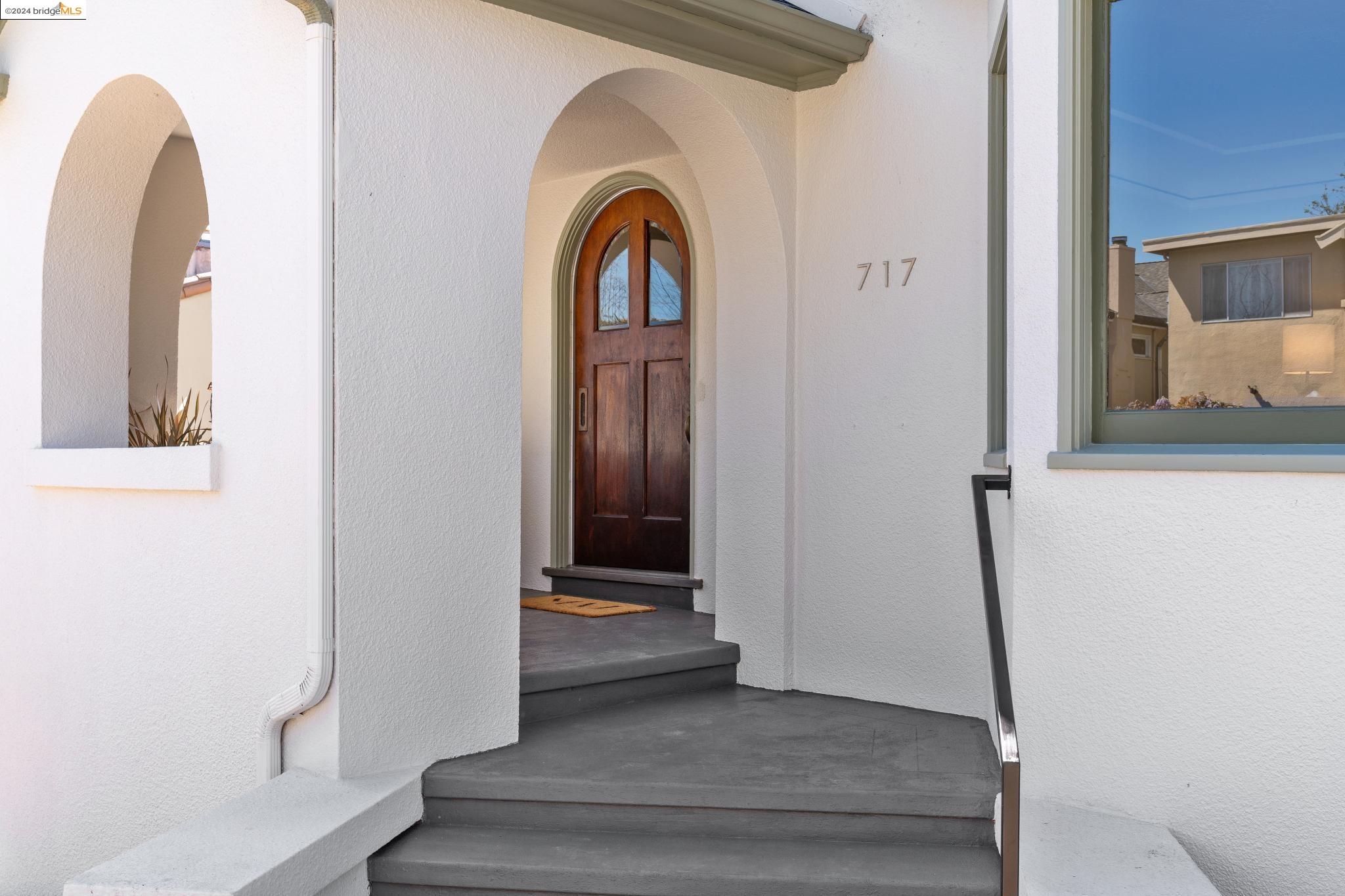 Detail Gallery Image 2 of 37 For 717 Prospect Ave, Oakland,  CA 94610 - 3 Beds | 1/1 Baths