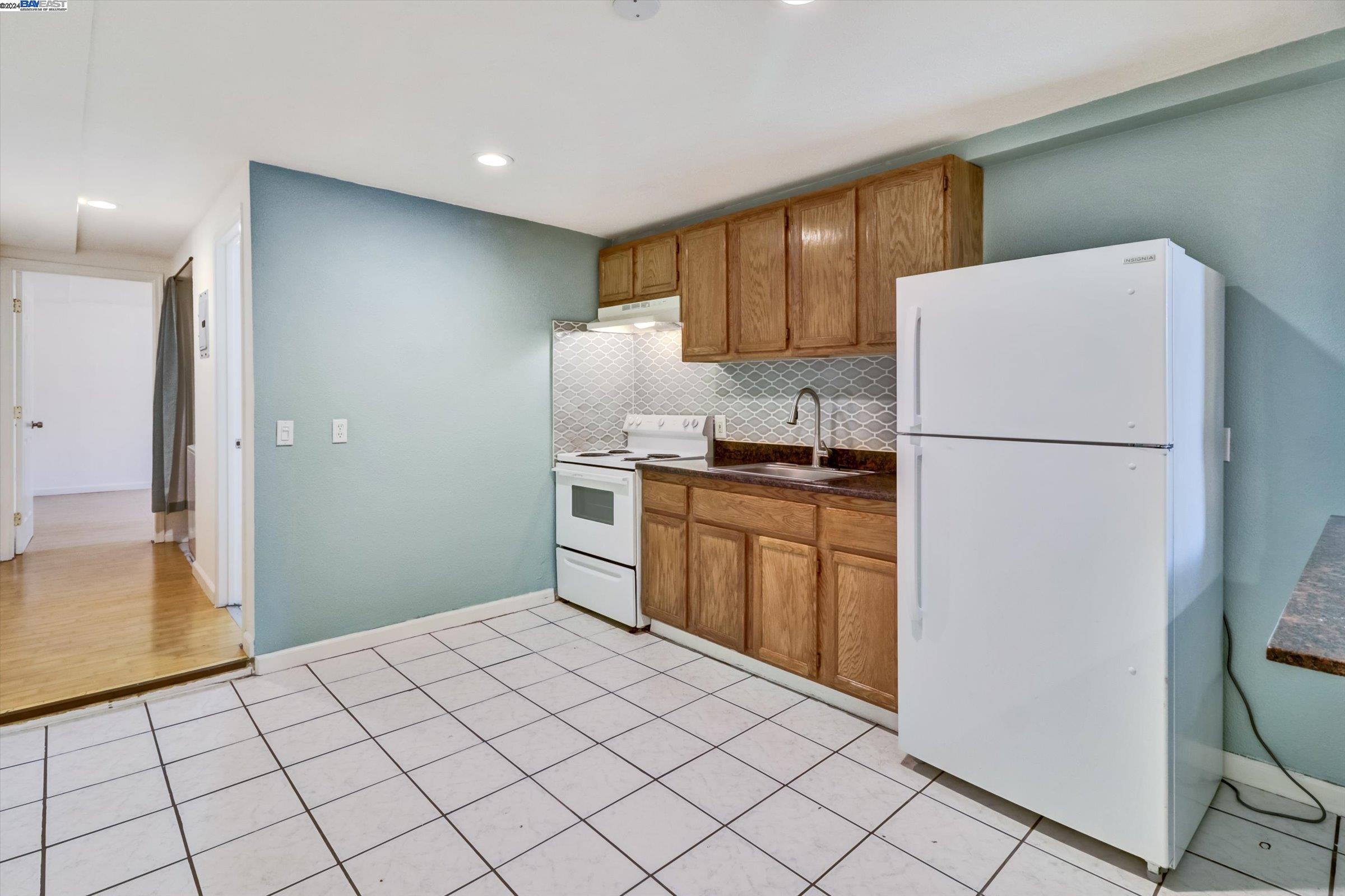 Detail Gallery Image 11 of 26 For 3310 Adeline St, Oakland,  CA 94608 - 2 Beds | 1 Baths