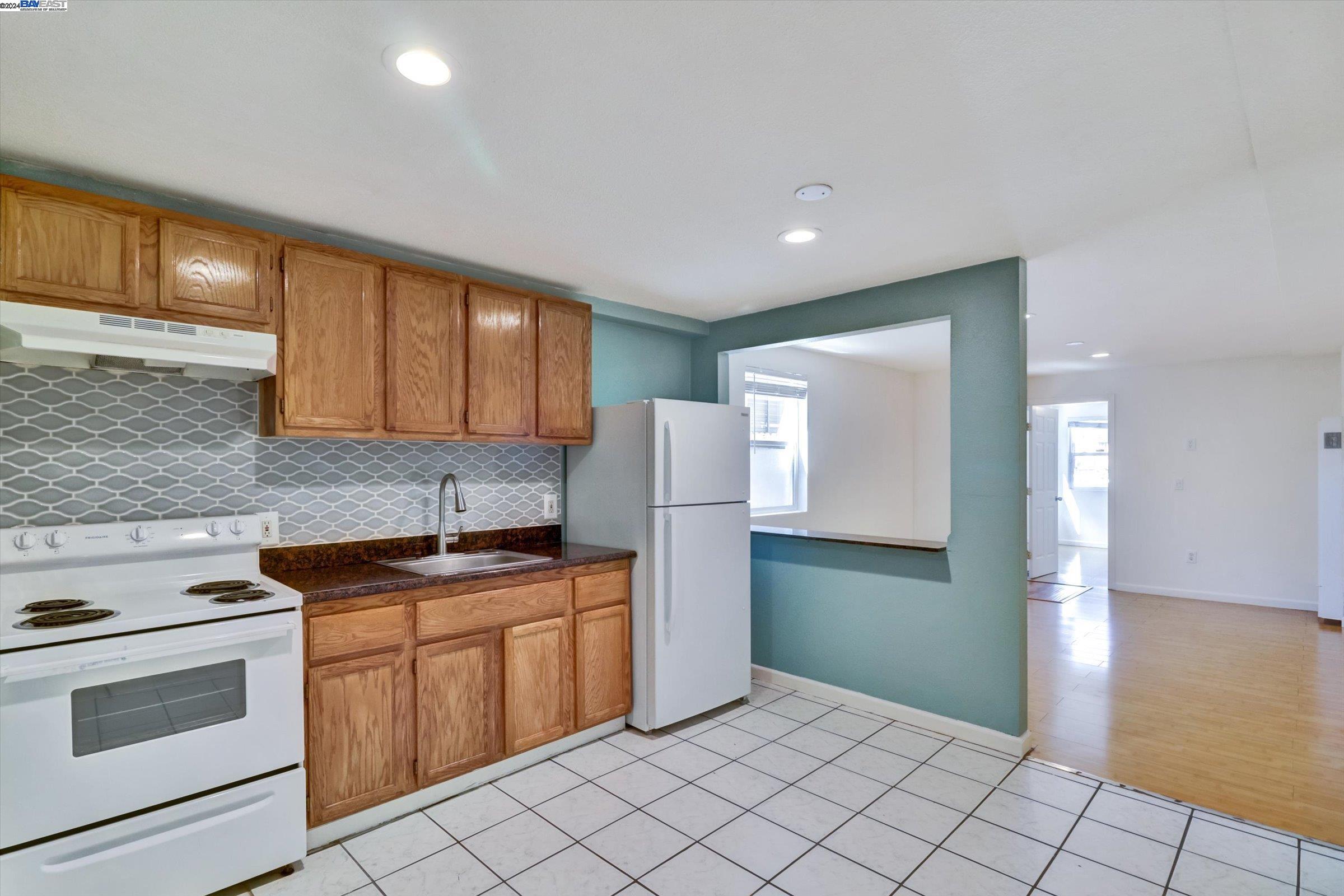 Detail Gallery Image 13 of 26 For 3310 Adeline St, Oakland,  CA 94608 - 2 Beds | 1 Baths