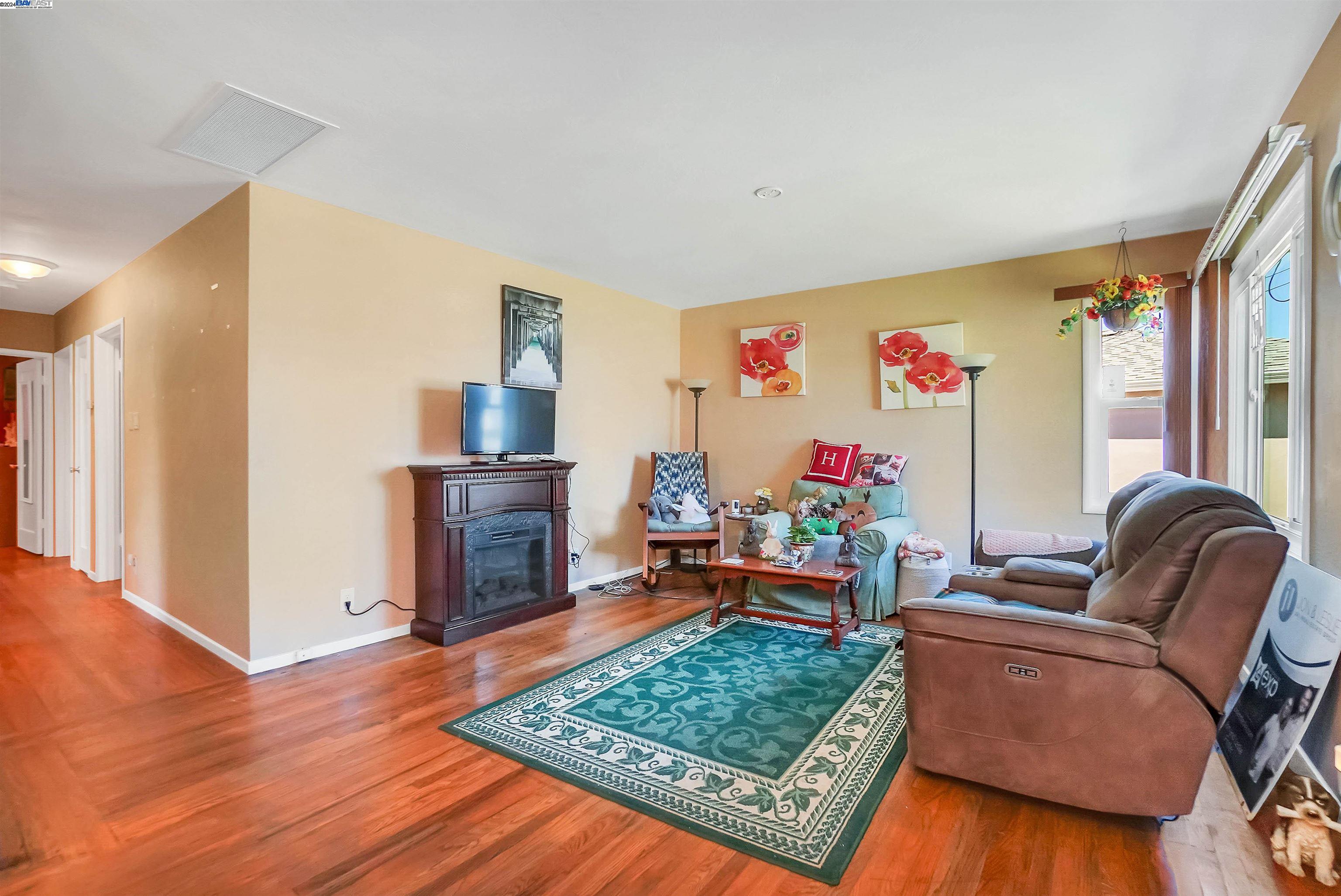 Detail Gallery Image 2 of 33 For 15387 Dewey St, San Leandro,  CA 94579 - 3 Beds | 1 Baths