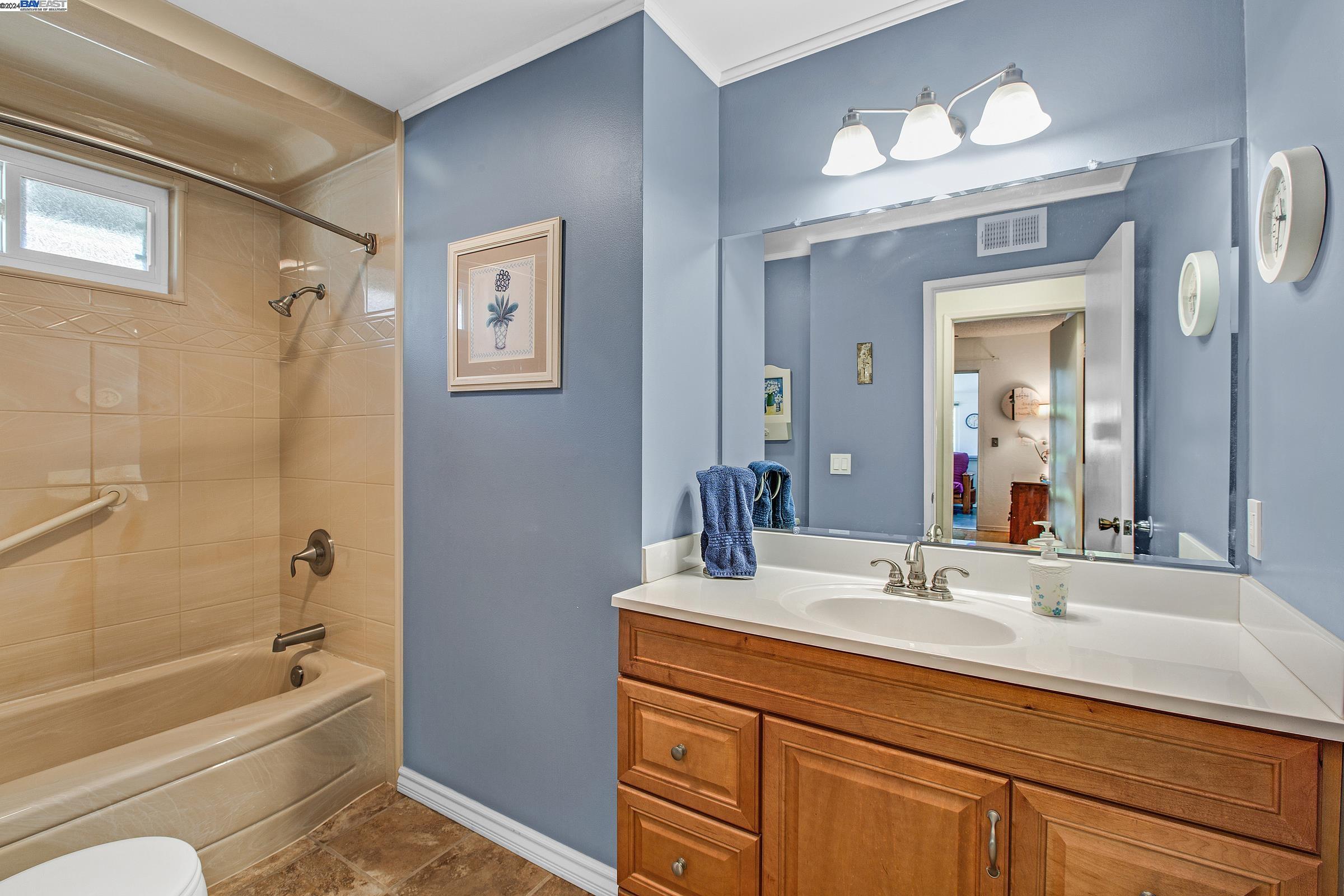 Detail Gallery Image 11 of 52 For 424 Avenida Del Roble, San Jose,  CA 95123 - 3 Beds | 2/1 Baths