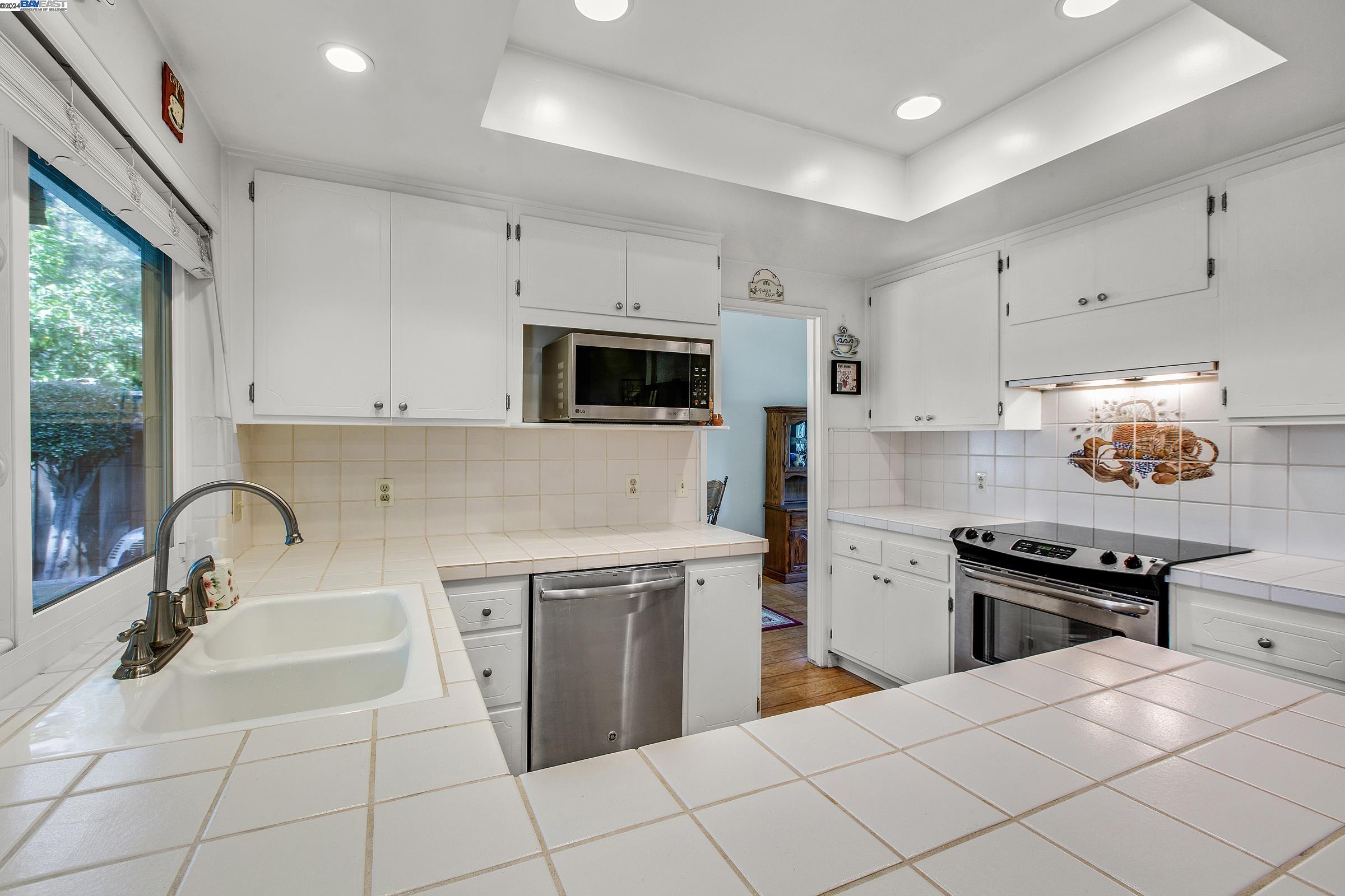 Detail Gallery Image 18 of 52 For 424 Avenida Del Roble, San Jose,  CA 95123 - 3 Beds | 2/1 Baths