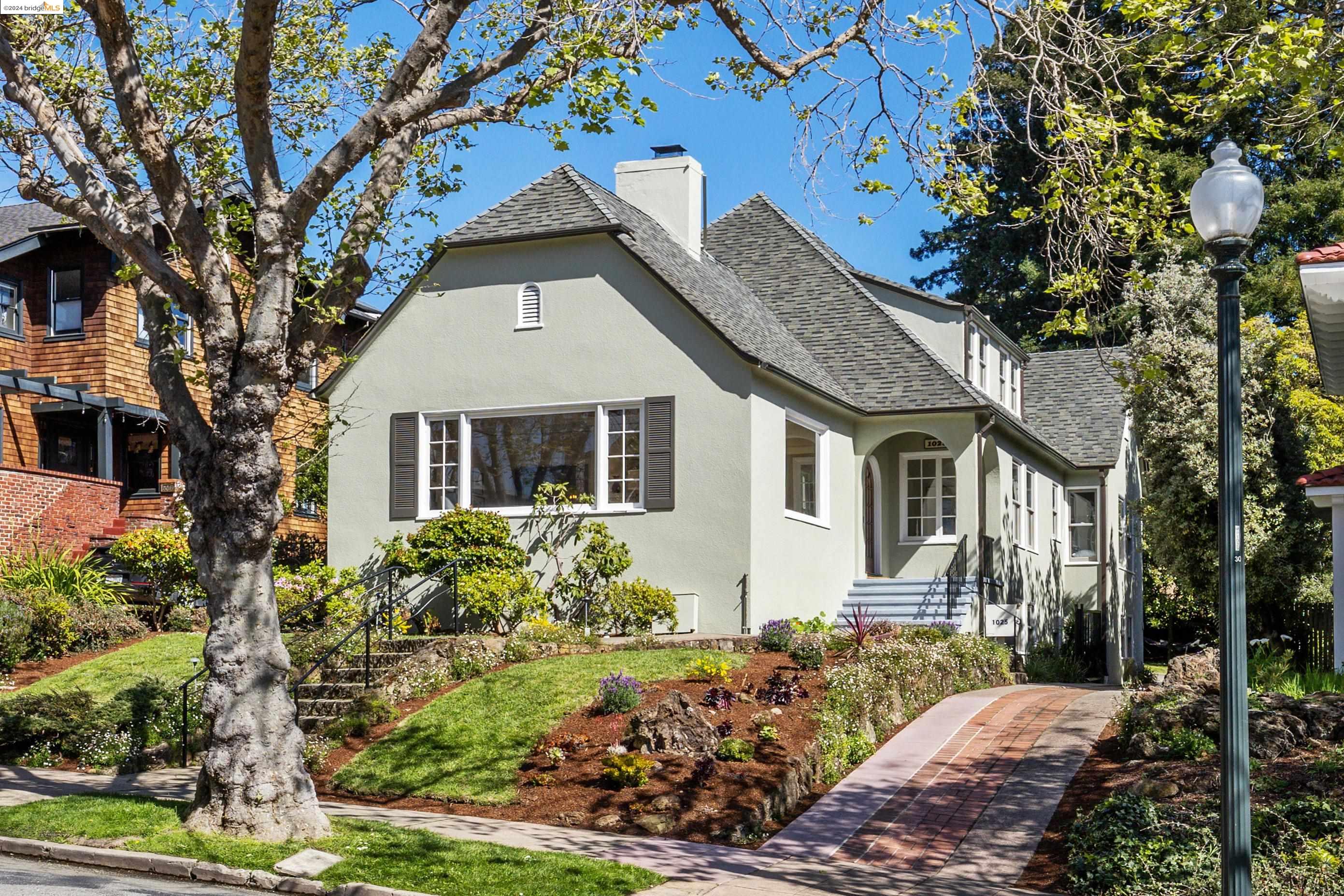 Detail Gallery Image 1 of 1 For 1025 Mariposa Ave, Berkeley,  CA 94707-2409 - 5 Beds | 2/1 Baths