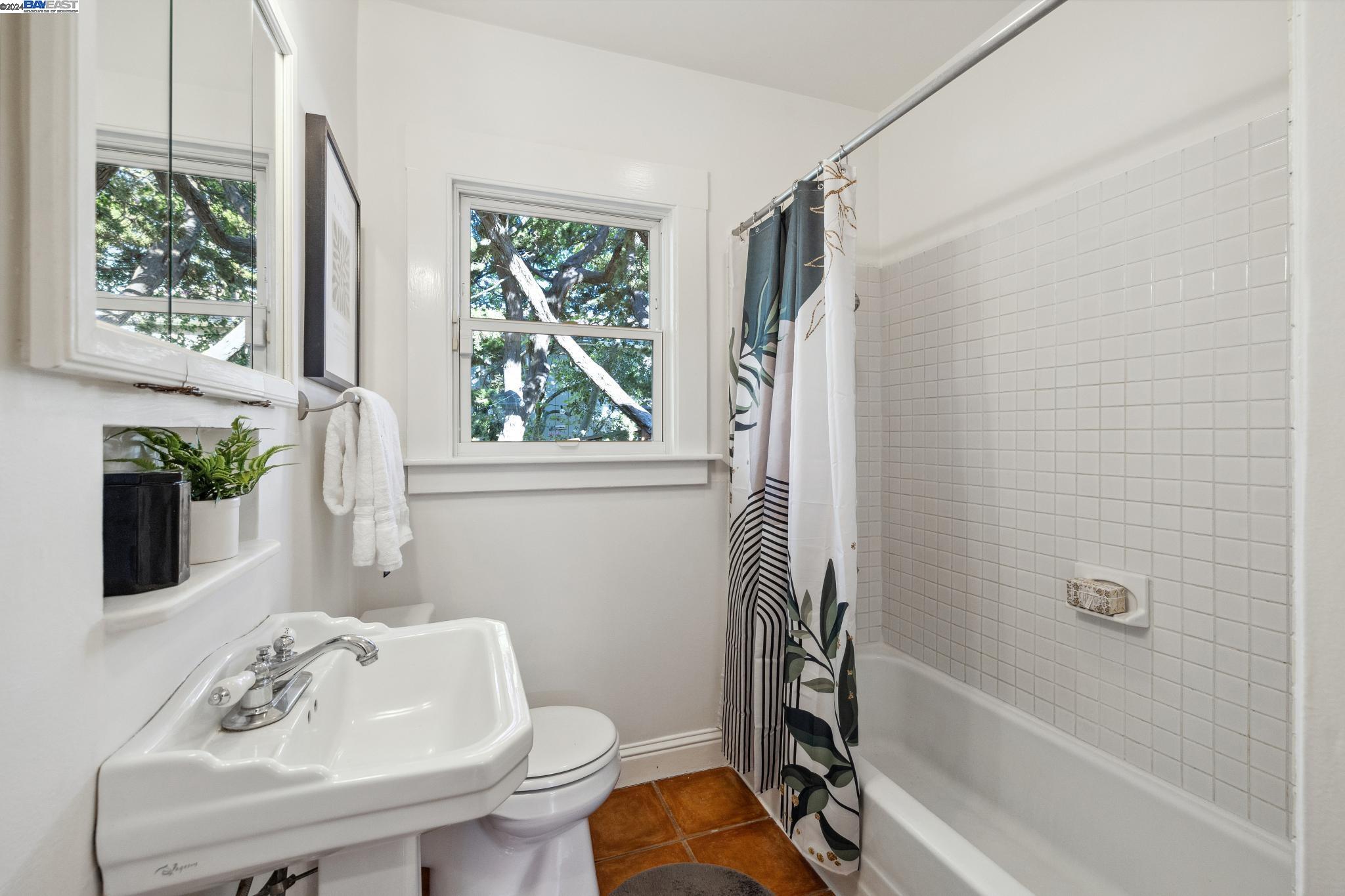 Detail Gallery Image 18 of 32 For 2720 Madeline Street, Oakland,  CA 94602 - 2 Beds | 1 Baths
