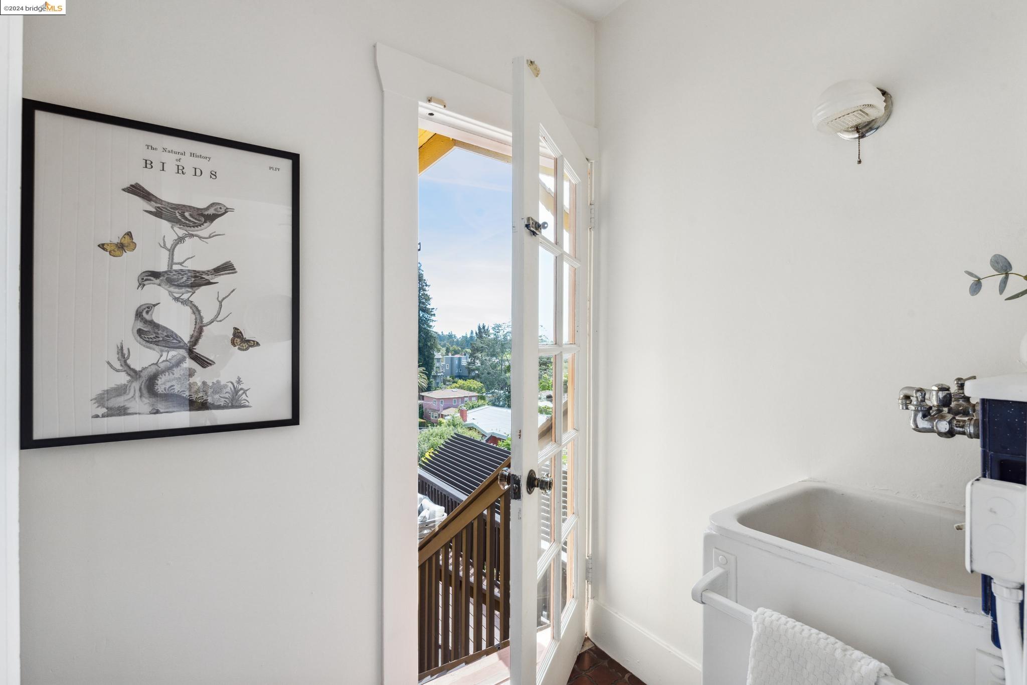 Detail Gallery Image 14 of 60 For 5941 Ocean View Dr, Oakland,  CA 94618 - 4 Beds | 1/2 Baths