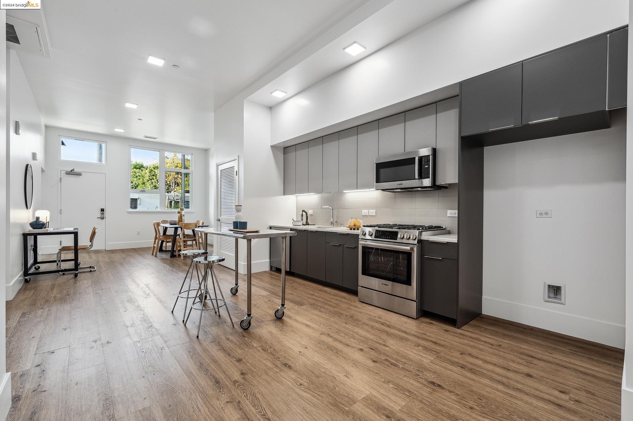Detail Gallery Image 7 of 32 For 1545 32nd St. #107,  Oakland,  CA 94608 - 2 Beds | 2 Baths