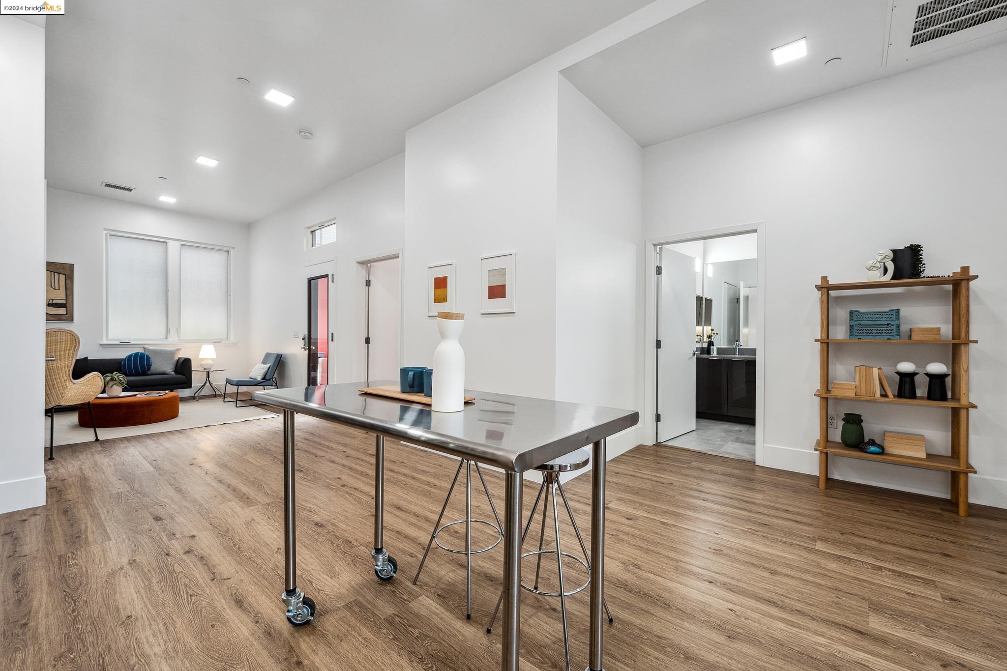 Detail Gallery Image 9 of 32 For 1545 32nd St. #107,  Oakland,  CA 94608 - 2 Beds | 2 Baths