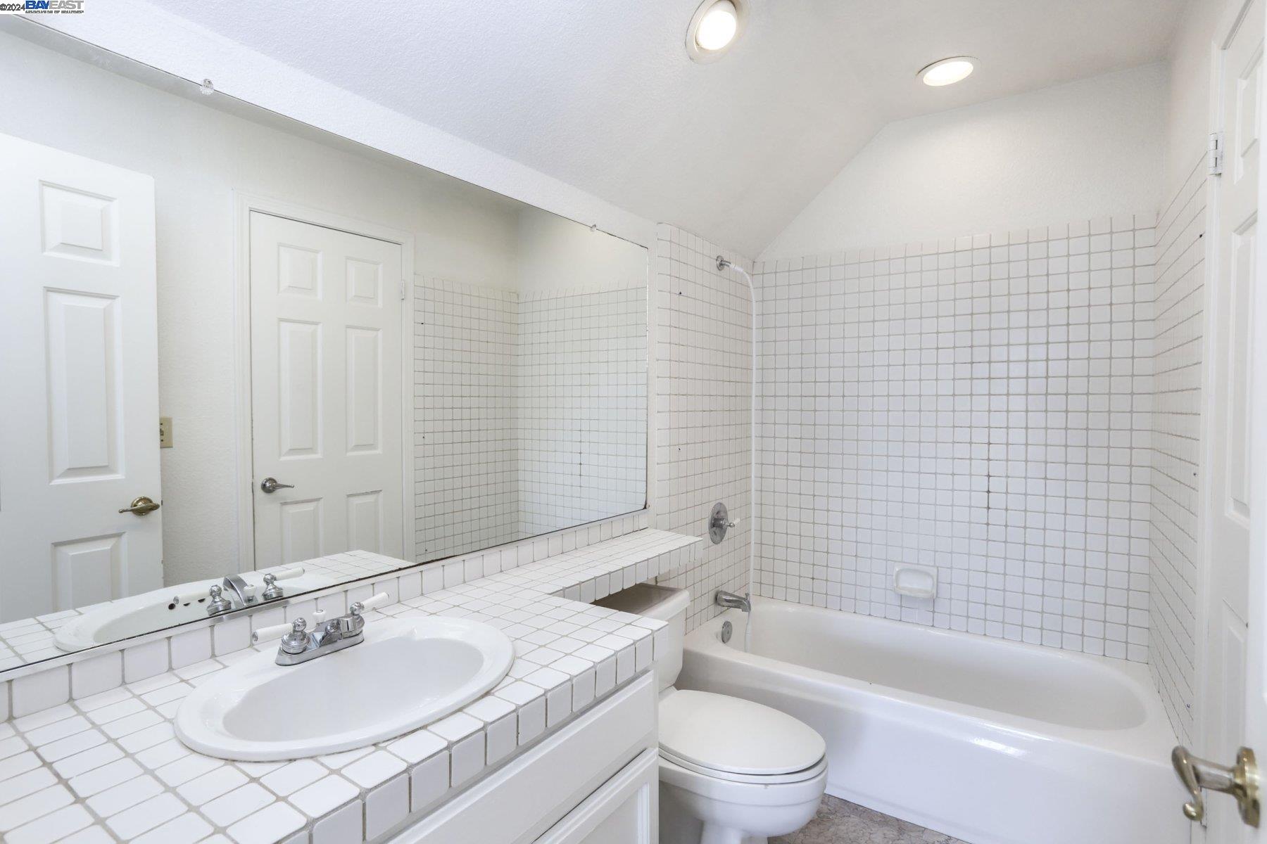 Detail Gallery Image 12 of 19 For 28 Marina Ridge Ct, Vallejo,  CA 94591 - 3 Beds | 2/1 Baths