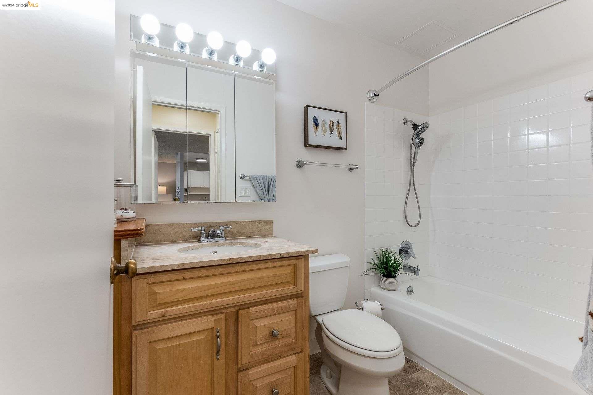 Detail Gallery Image 15 of 26 For 3 Admiral Dr #F370,  Emeryville,  CA 94608 - 1 Beds | 1 Baths
