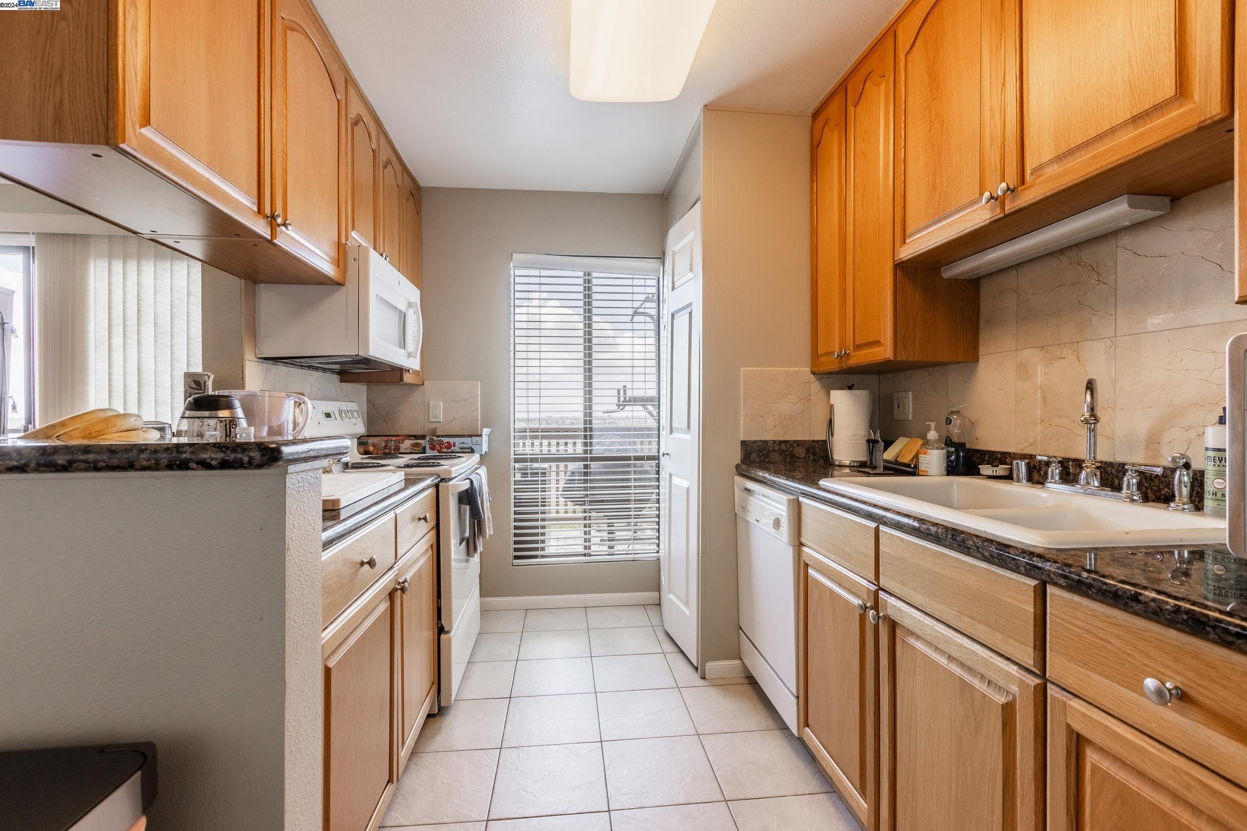 Detail Gallery Image 6 of 22 For 16389 Saratoga St 305e,  San Leandro,  CA 94578 - 2 Beds | 1/1 Baths