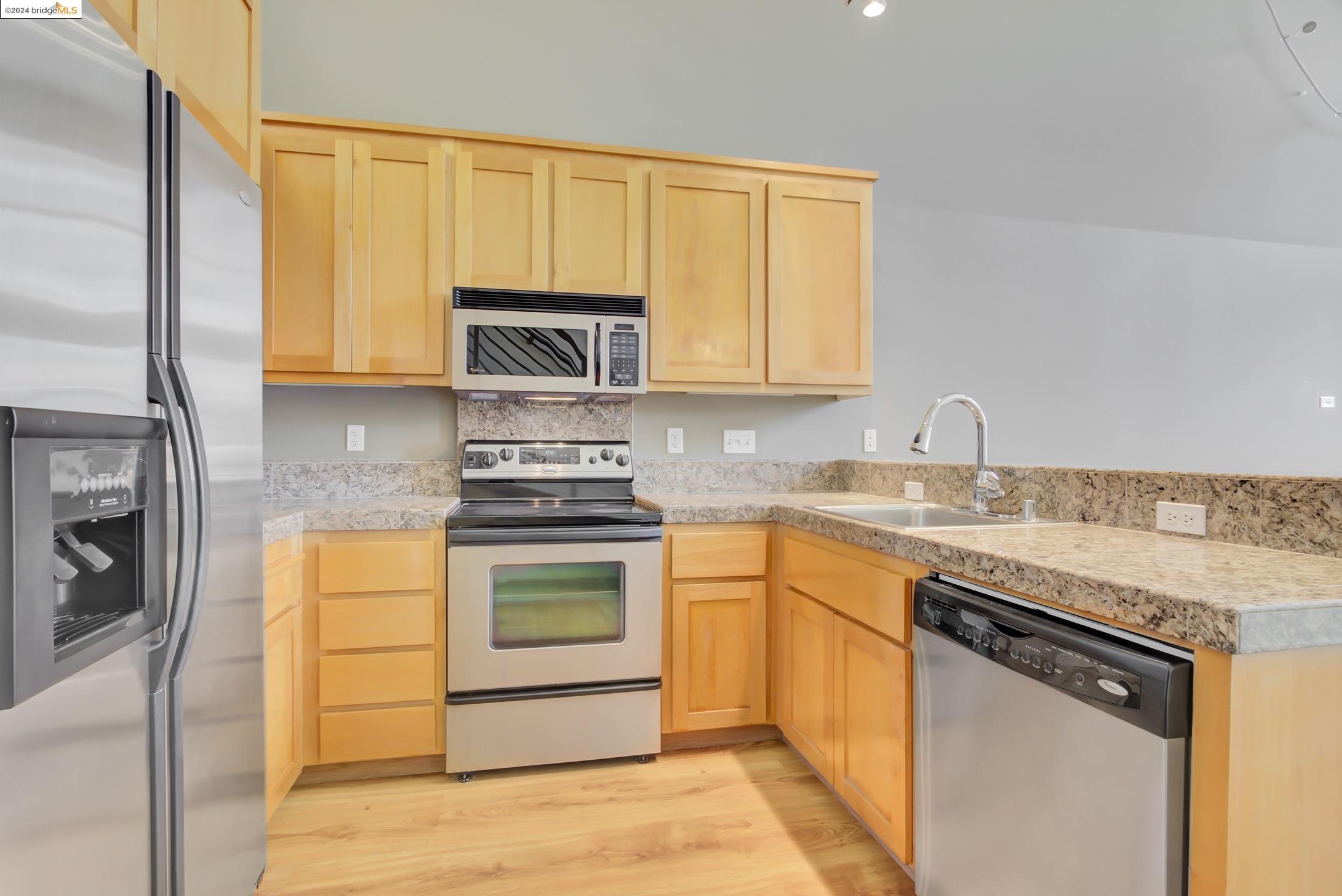 Detail Gallery Image 2 of 26 For 655 12th St #113,  Oakland,  CA 94607 - 2 Beds | 2 Baths