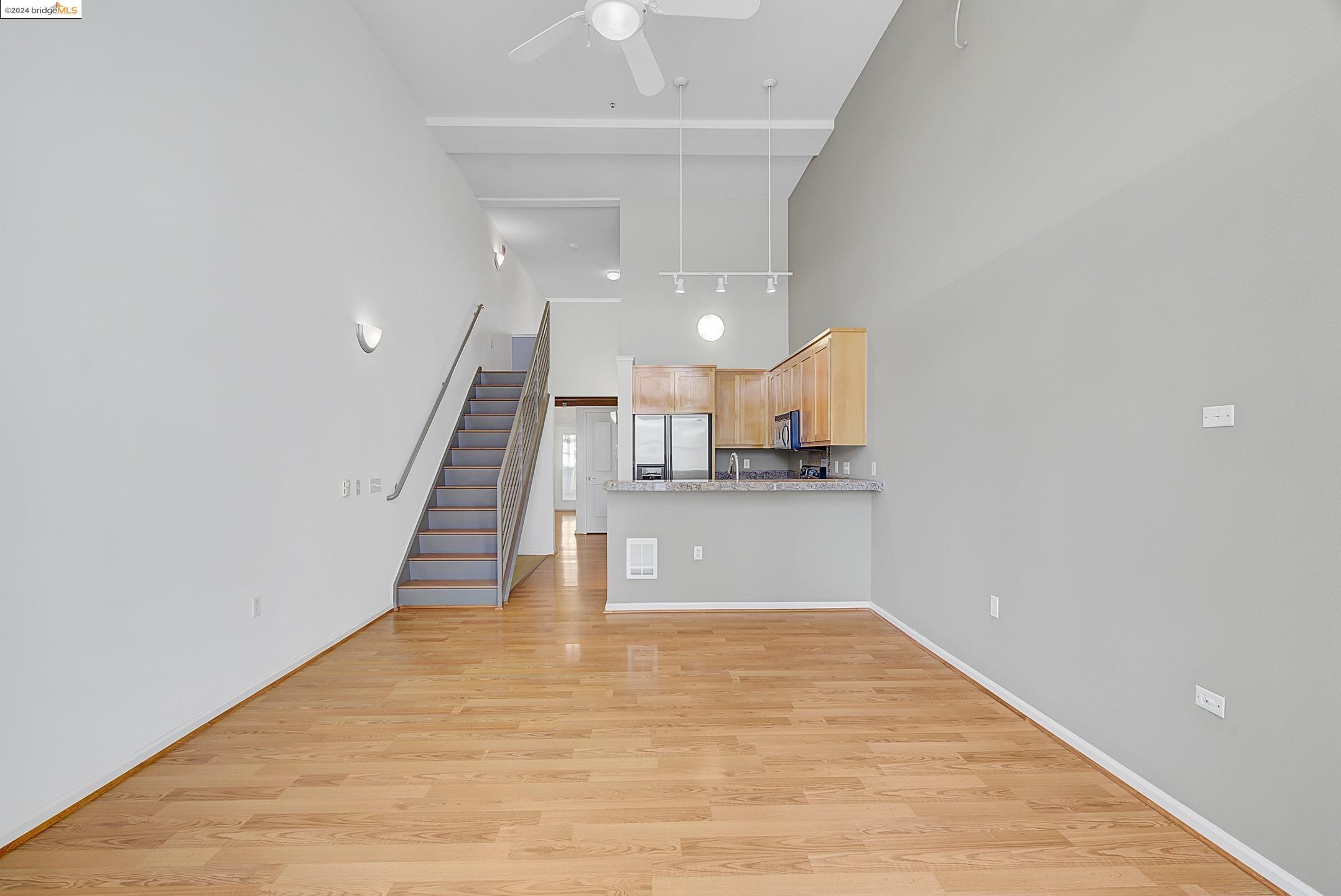 Detail Gallery Image 4 of 26 For 655 12th St #113,  Oakland,  CA 94607 - 2 Beds | 2 Baths