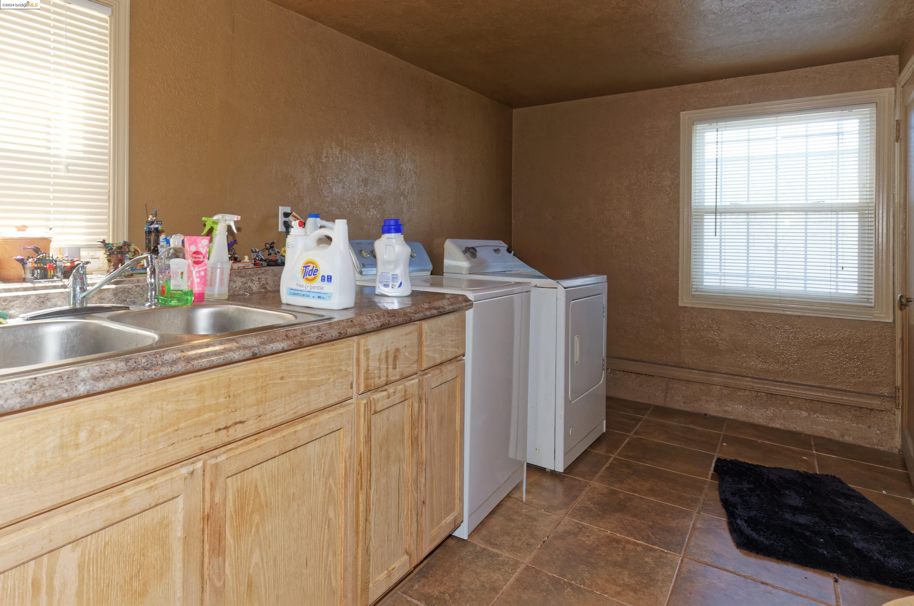 Detail Gallery Image 10 of 22 For 9409 Thermal St, Oakland,  CA 94605 - 3 Beds | 1 Baths