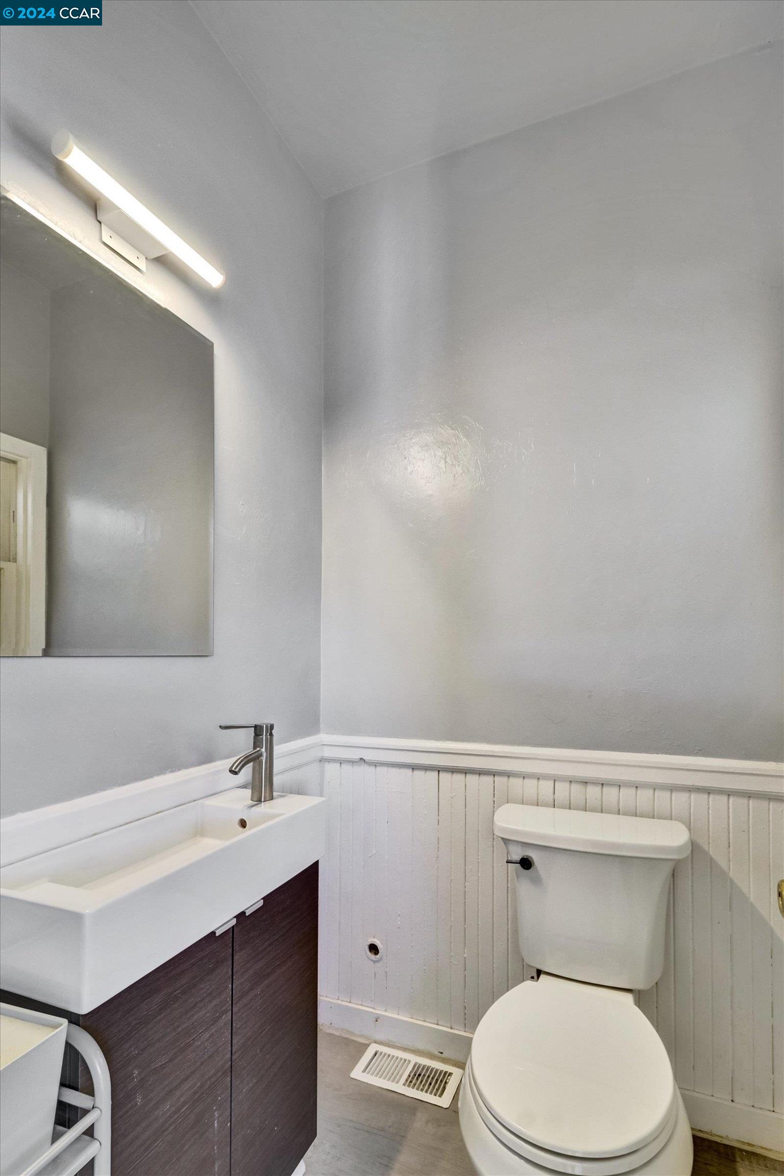 Detail Gallery Image 20 of 37 For 1323 E 27th St, Oakland,  CA 94606 - 3 Beds | 2/1 Baths