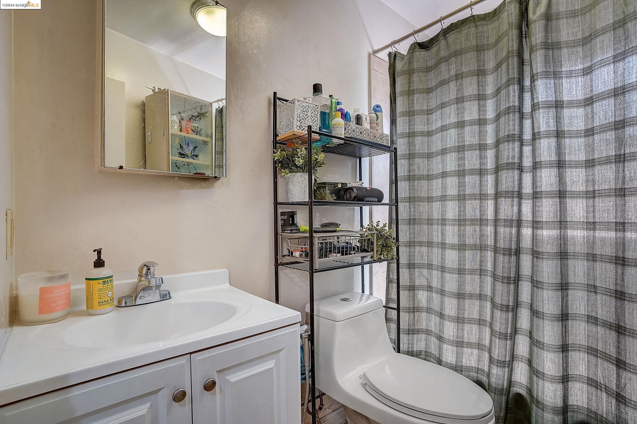 Detail Gallery Image 9 of 46 For 1319 E 25th St, Oakland,  CA 94606 - – Beds | – Baths