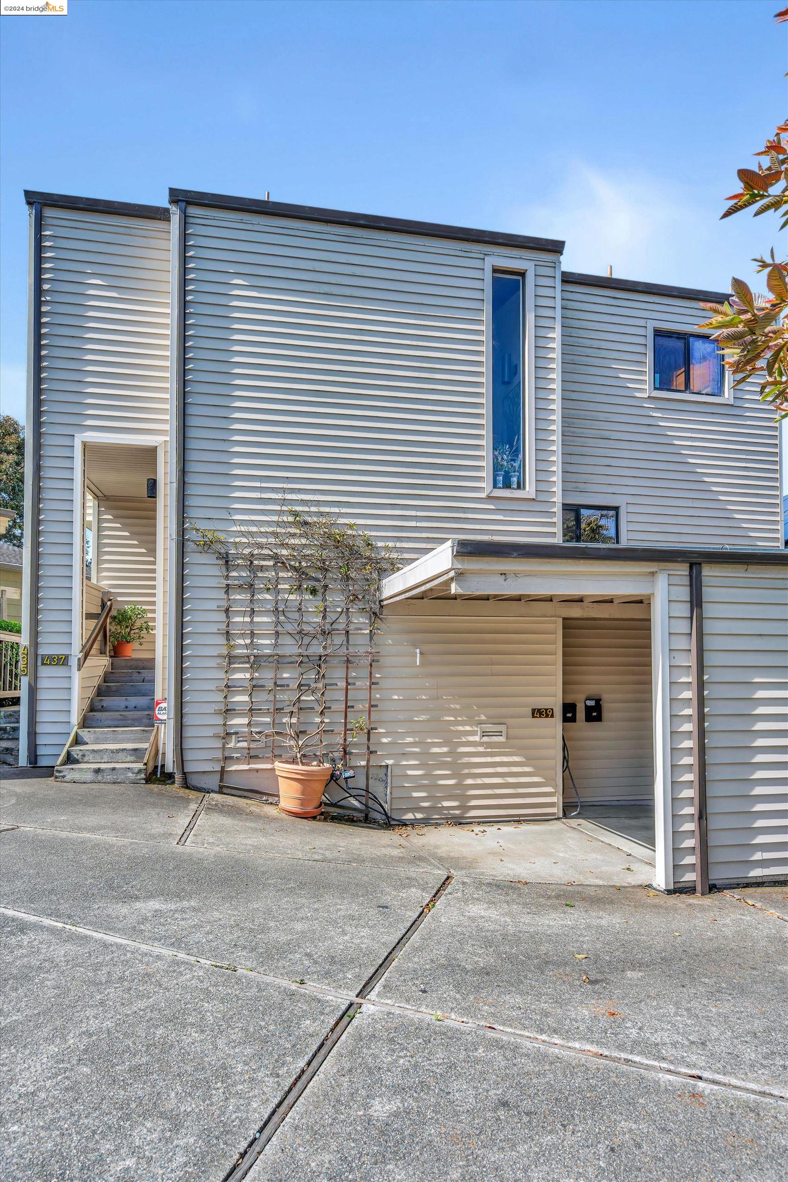 Detail Gallery Image 1 of 30 For 437 Golden Gate Ave, Richmond,  CA 94801 - 2 Beds | 1/1 Baths