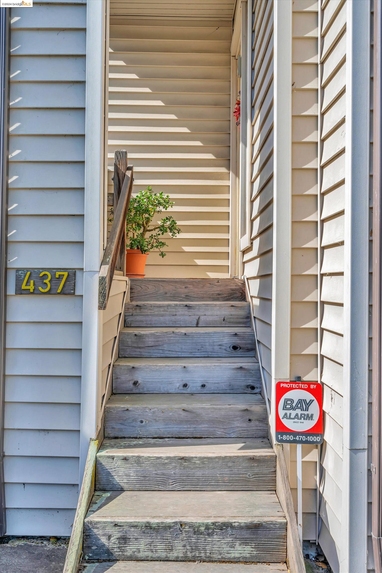 Detail Gallery Image 2 of 30 For 437 Golden Gate Ave, Richmond,  CA 94801 - 2 Beds | 1/1 Baths