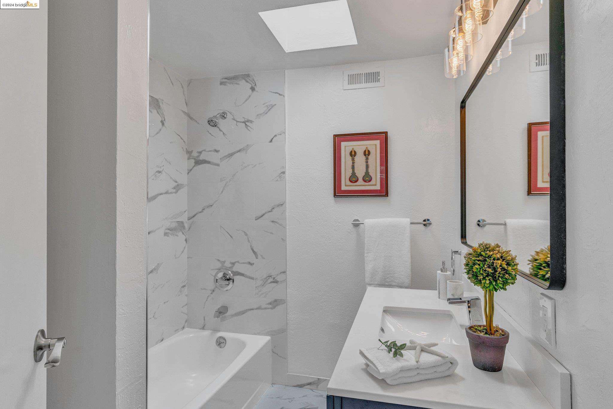 Detail Gallery Image 28 of 42 For 6684 Banning Dr, Oakland,  CA 94611 - 4 Beds | 2/1 Baths