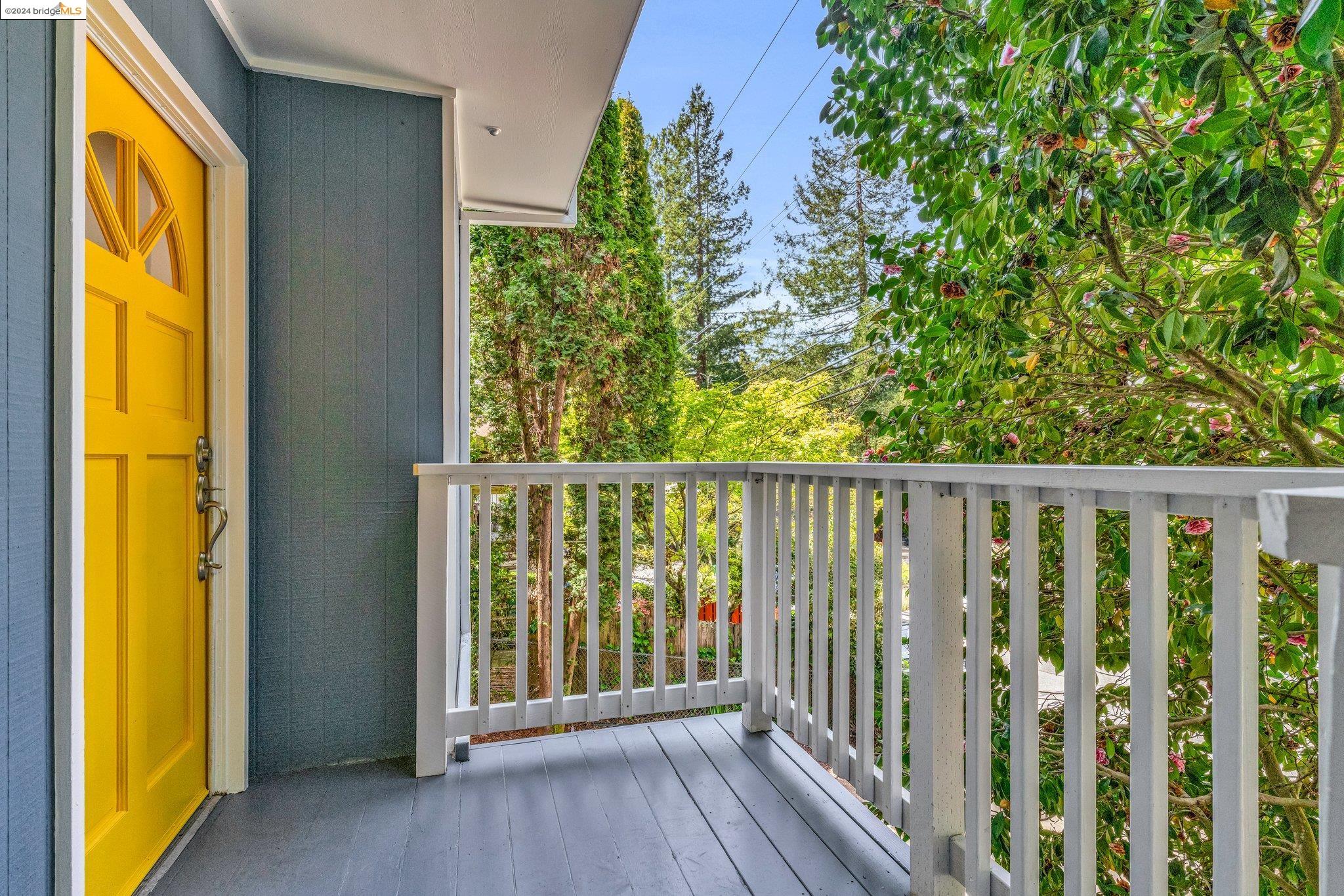 Detail Gallery Image 4 of 42 For 6684 Banning Dr, Oakland,  CA 94611 - 4 Beds | 2/1 Baths