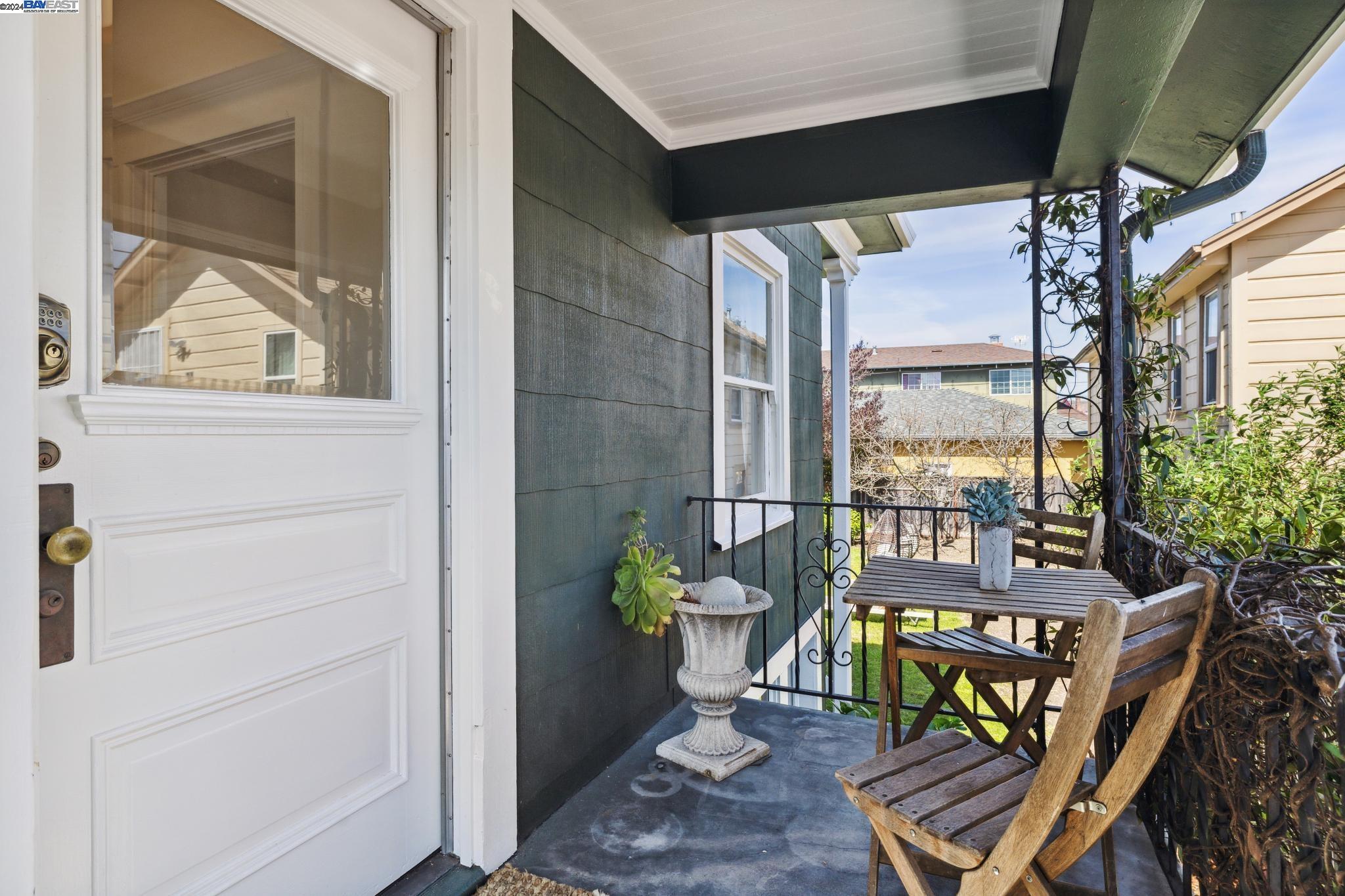 Detail Gallery Image 2 of 39 For 1041 Mound St, Alameda,  CA 94501 - 3 Beds | 1/1 Baths