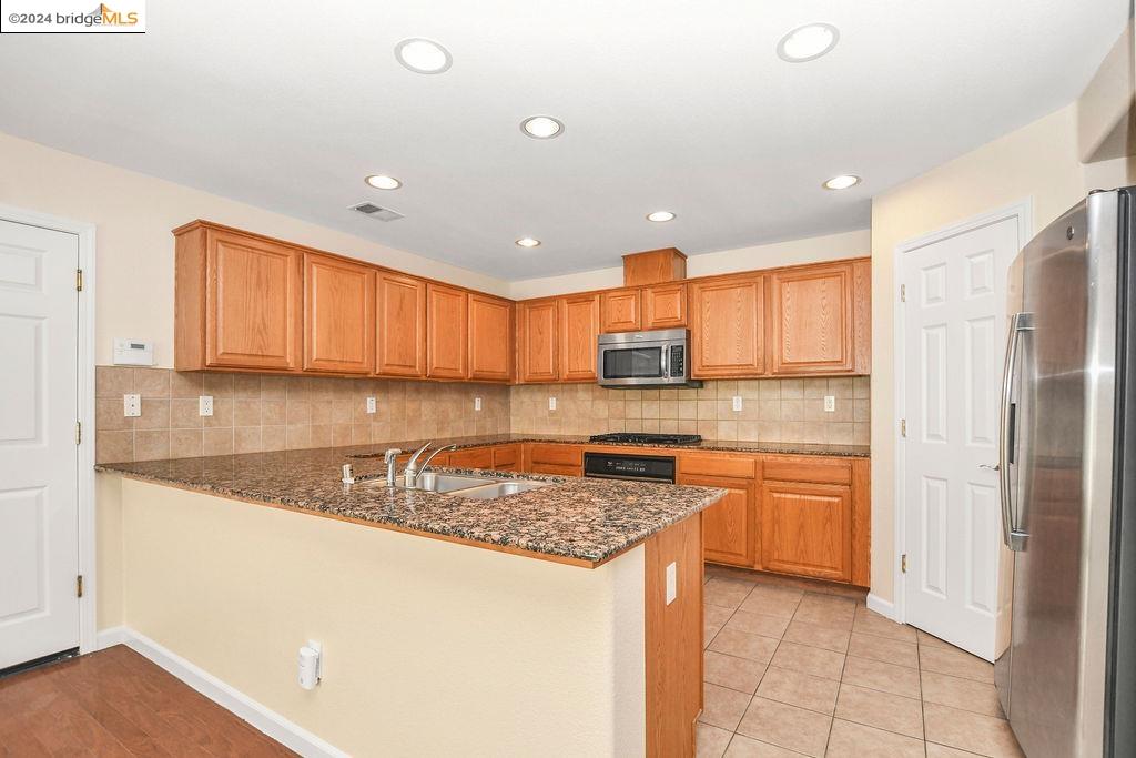 Detail Gallery Image 16 of 39 For 16 Willet Court, Pittsburg,  CA 94565-7535 - 3 Beds | 2/1 Baths