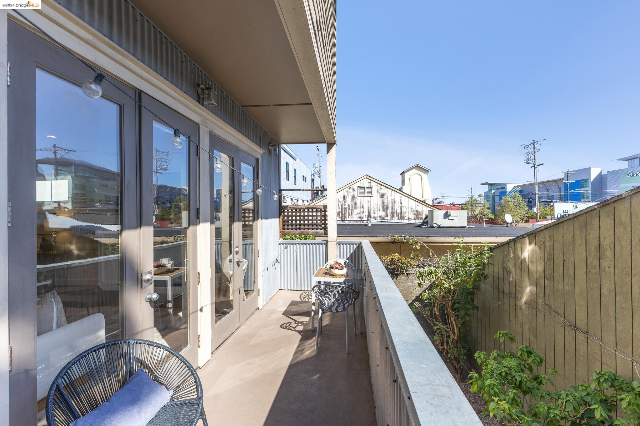 Detail Gallery Image 11 of 42 For 3268 Louise, Oakland,  CA 94608 - 3 Beds | 3 Baths