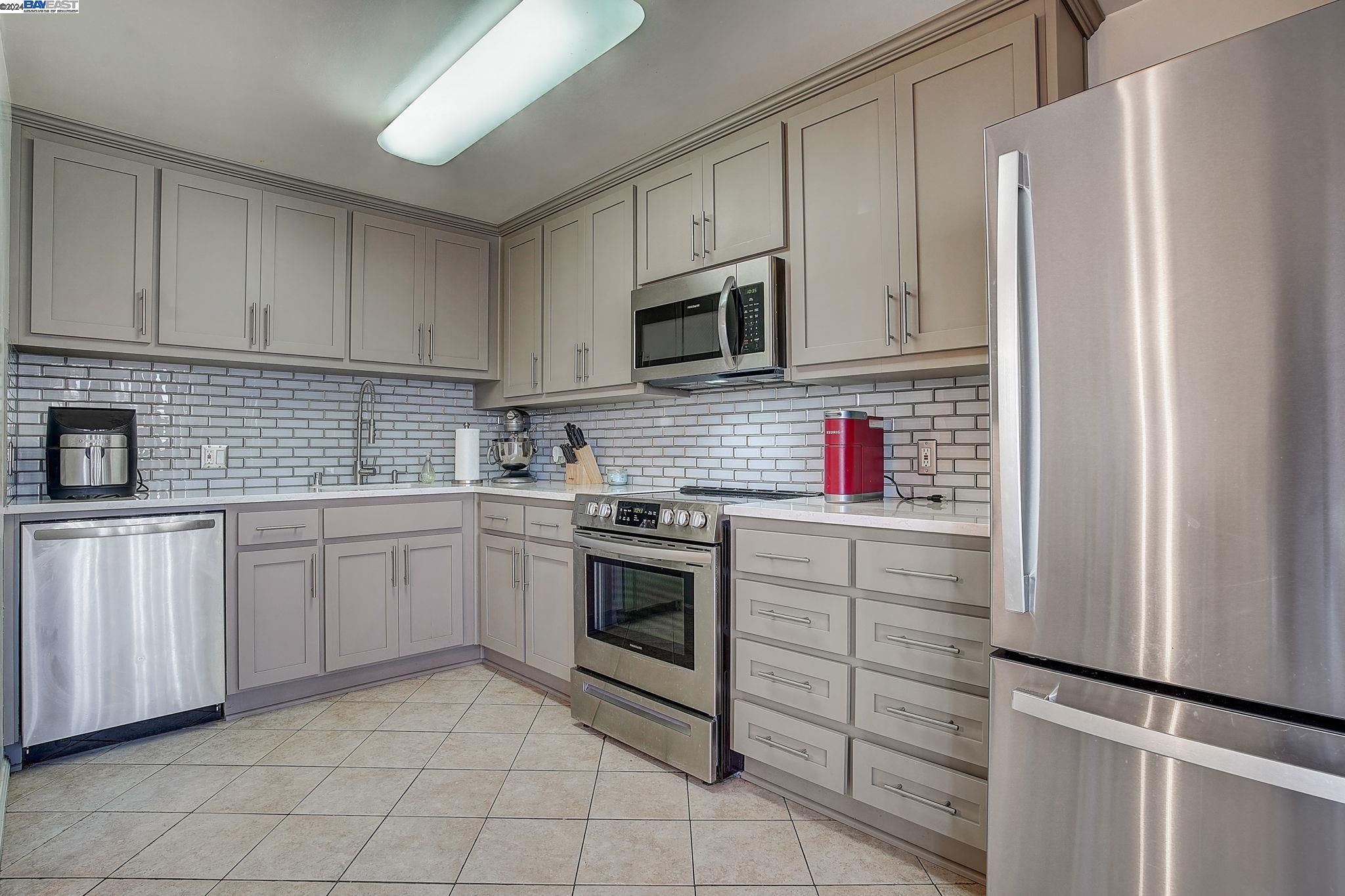 Detail Gallery Image 1 of 24 For 650 Fargo Ave #3,  San Leandro,  CA 94579 - 3 Beds | 2/1 Baths
