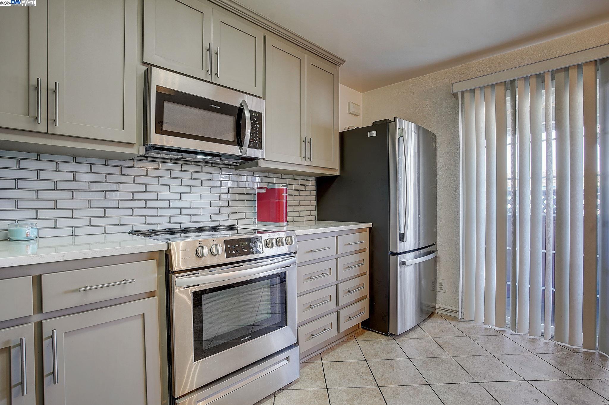 Detail Gallery Image 2 of 24 For 650 Fargo Ave #3,  San Leandro,  CA 94579 - 3 Beds | 2/1 Baths