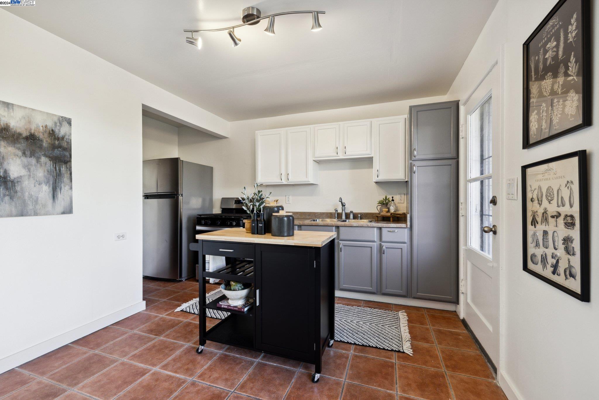 Detail Gallery Image 11 of 38 For 1704 2nd Street, Alameda,  CA 94501 - 3 Beds | 1 Baths