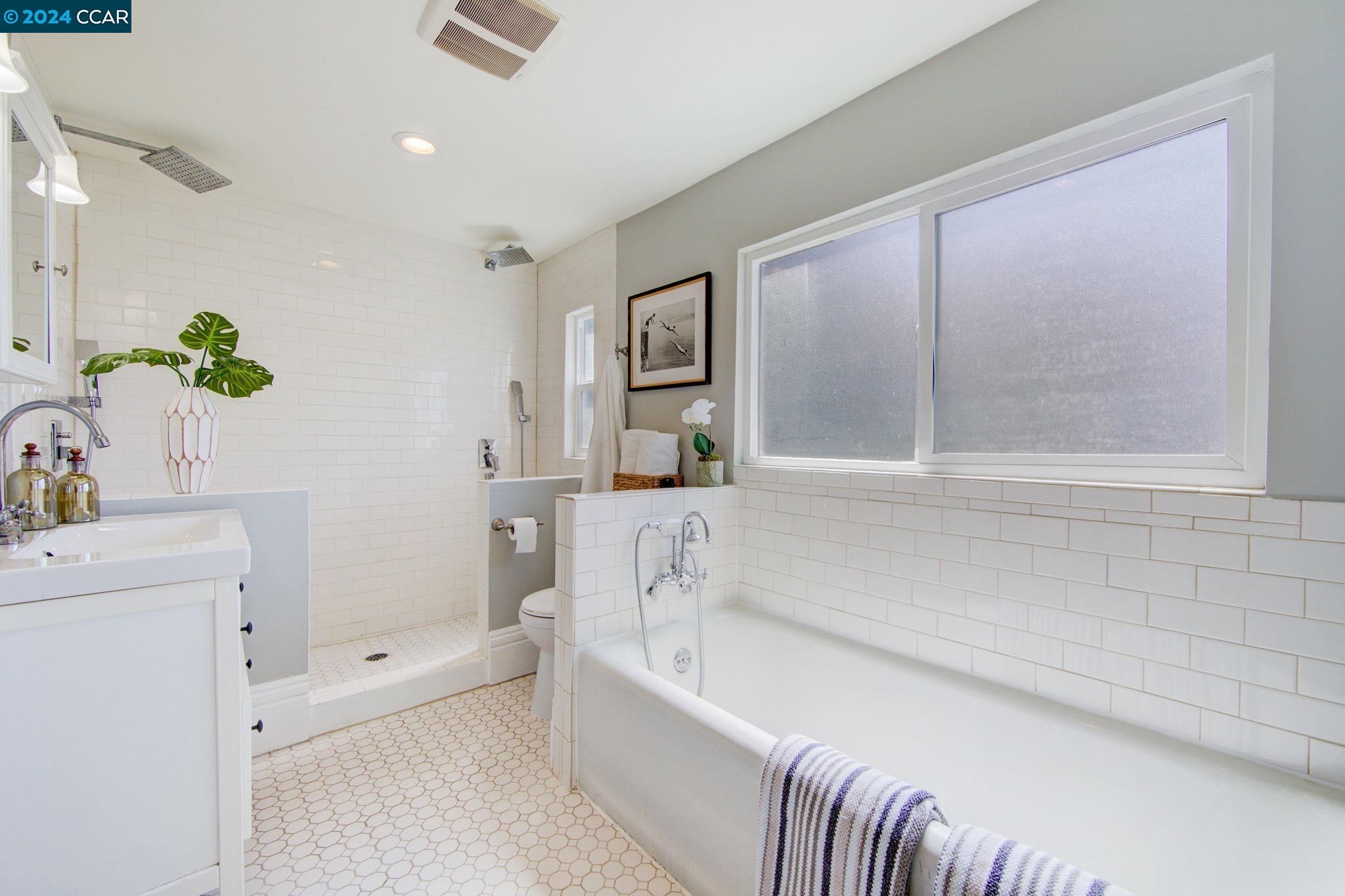 Detail Gallery Image 20 of 40 For 1085 32nd, Oakland,  CA 94608 - 4 Beds | 2/1 Baths